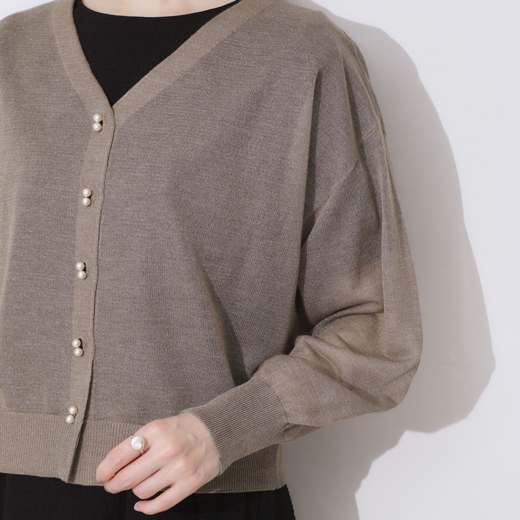 Couture broach「【上品な透け感・通勤】ダブルパール調釦シアーカーディガン」|カーディガン|