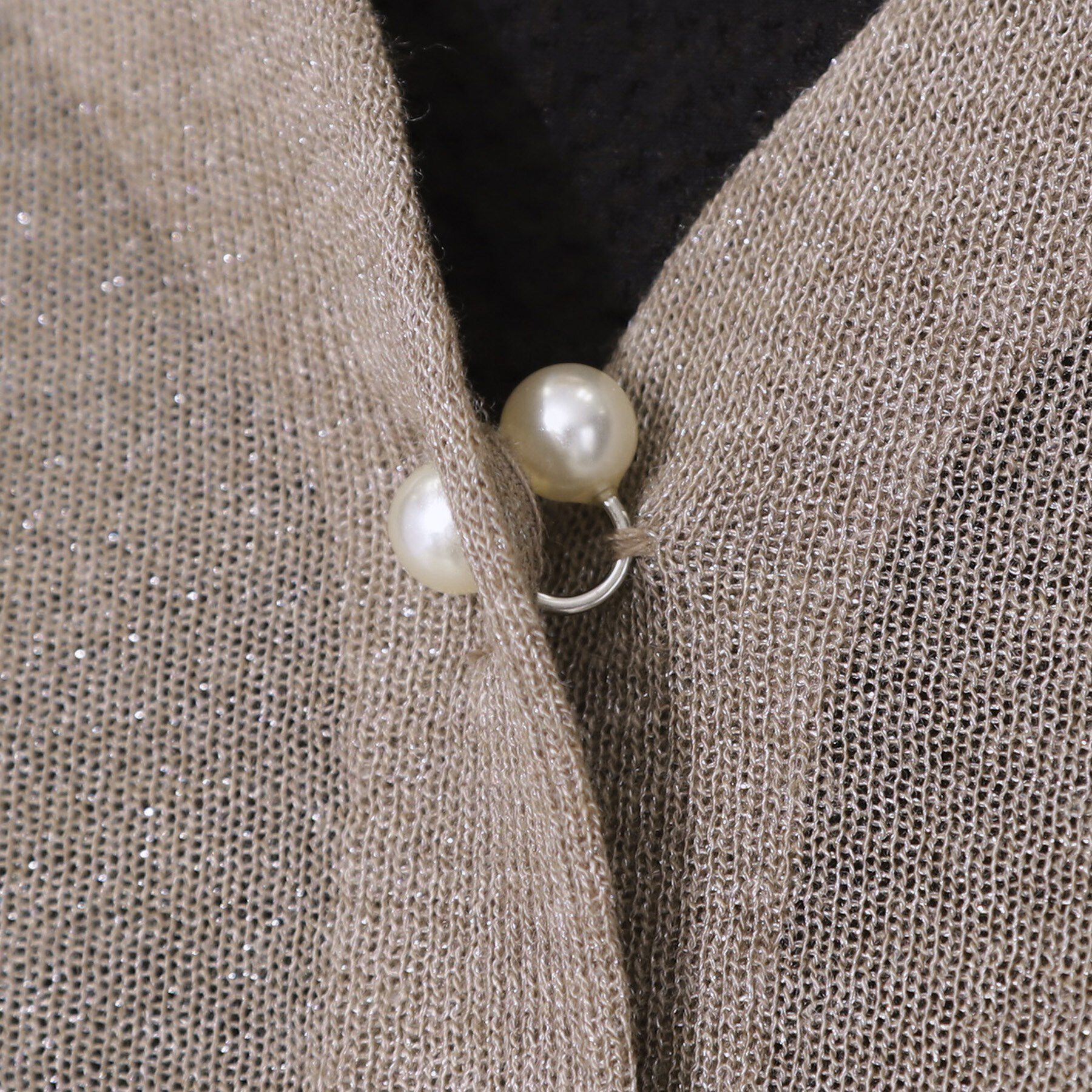Couture broach「【上品な透け感・通勤】ダブルパール調釦シアーカーディガン」|カーディガン|