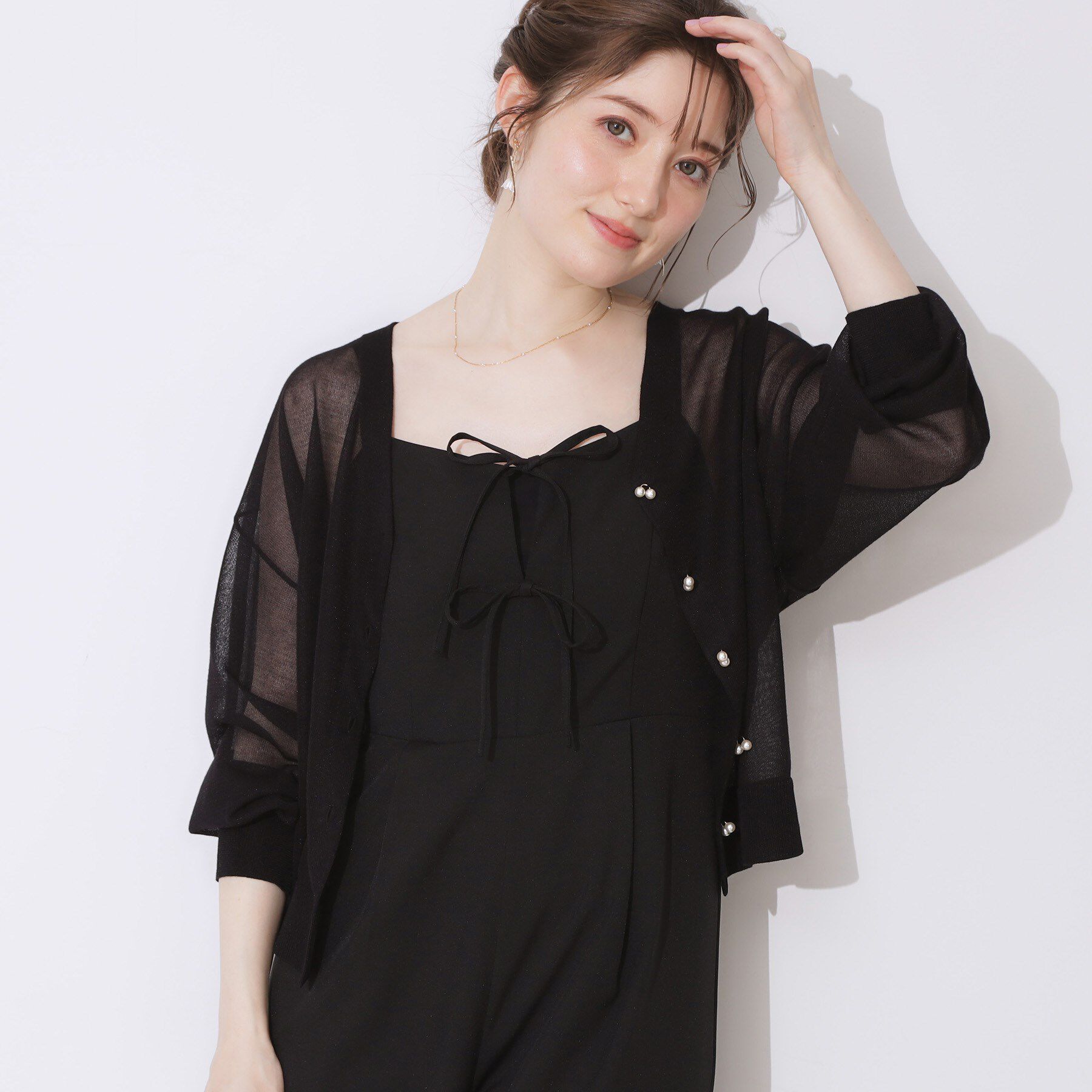 Couture broach「【上品な透け感・通勤】ダブルパール調釦シアーカーディガン」|カーディガン|ブラック(019)