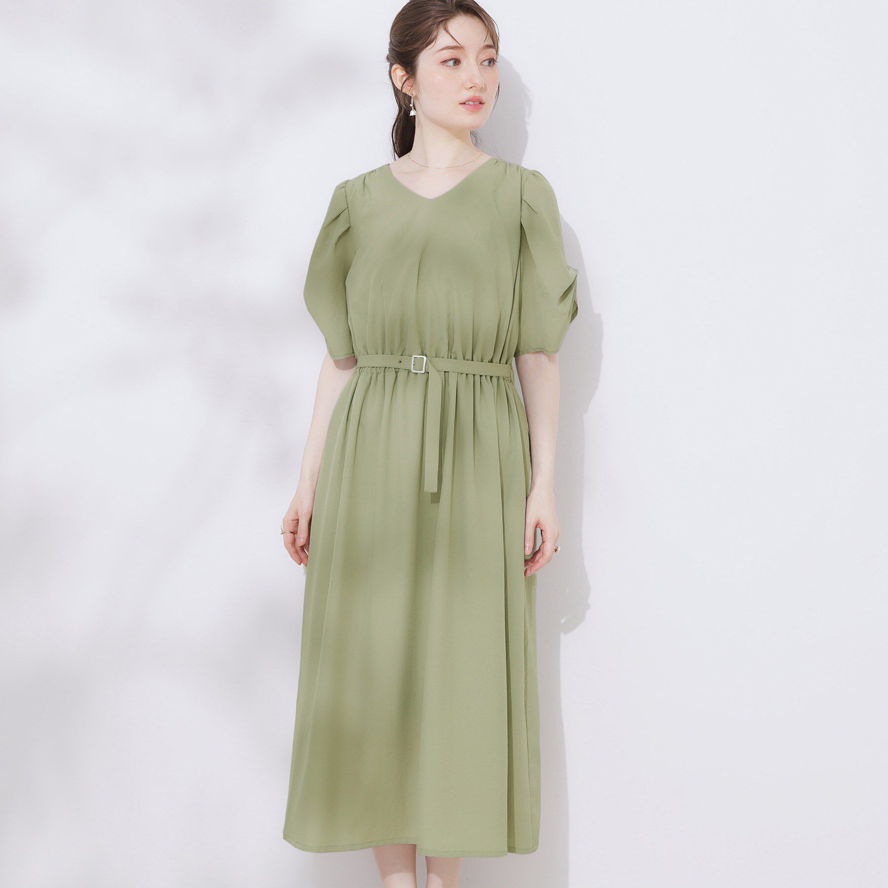 Couture broach「【マシンウォッシャブル・二の腕カバー】ウエストベルトVネックワンピース」|ワンピース|