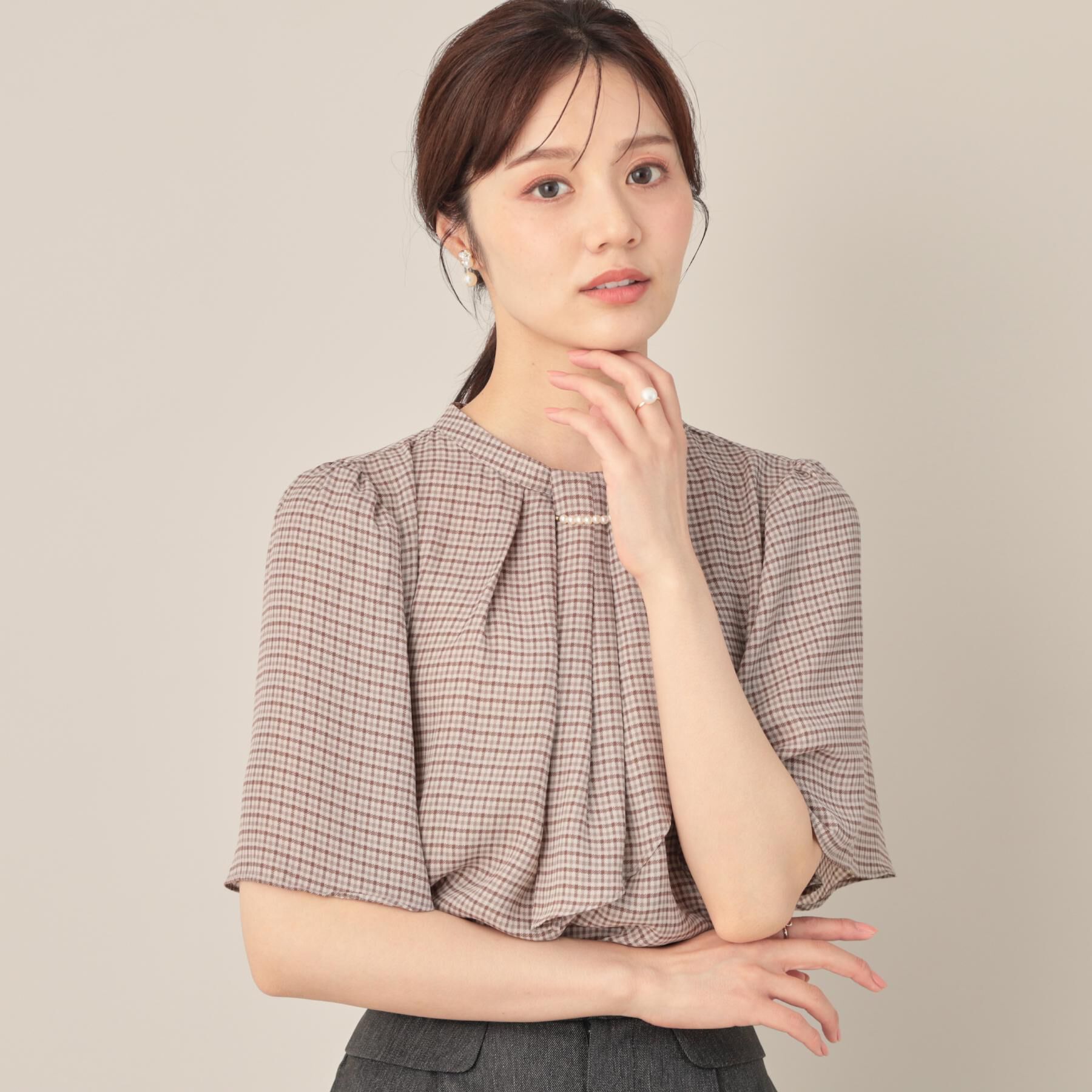 Couture broach「【着映え・5分袖・通勤】パール調タイチェックプリントブラウス」|シャツ・ブラウス|