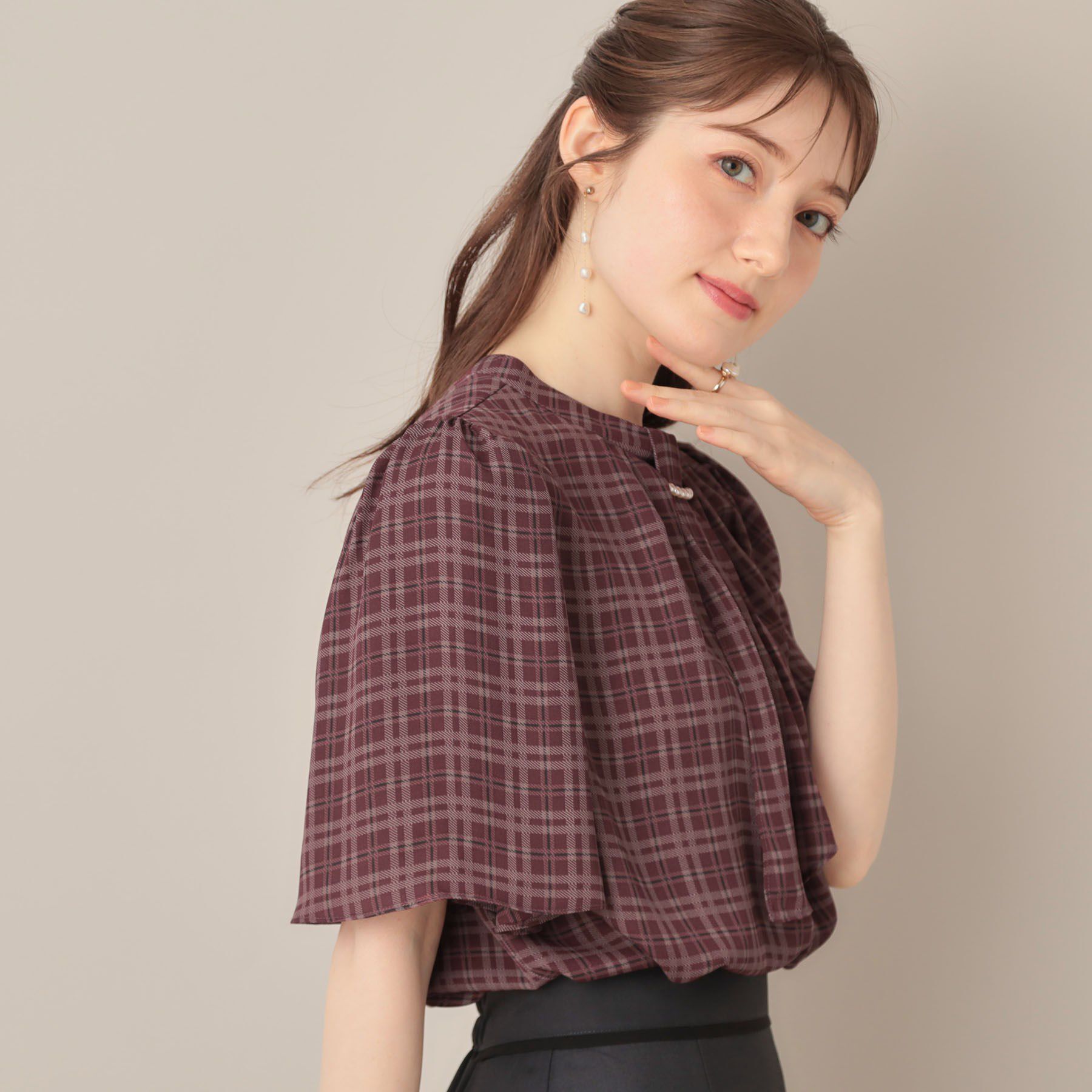 Couture broach「【着映え・5分袖・通勤】パール調タイチェックプリントブラウス」|シャツ・ブラウス|