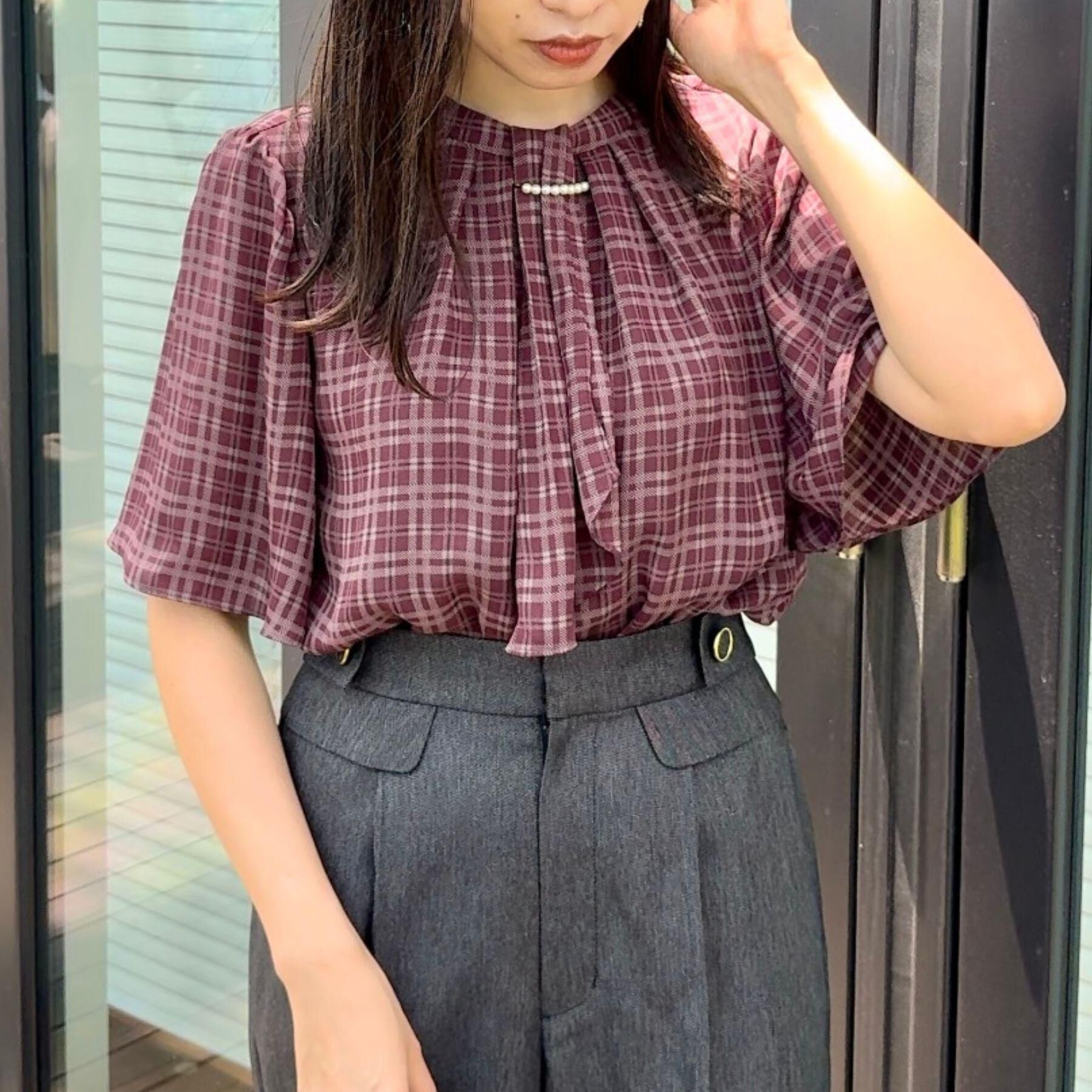 Couture broach「【着映え・5分袖・通勤】パール調タイチェックプリントブラウス」|シャツ・ブラウス|