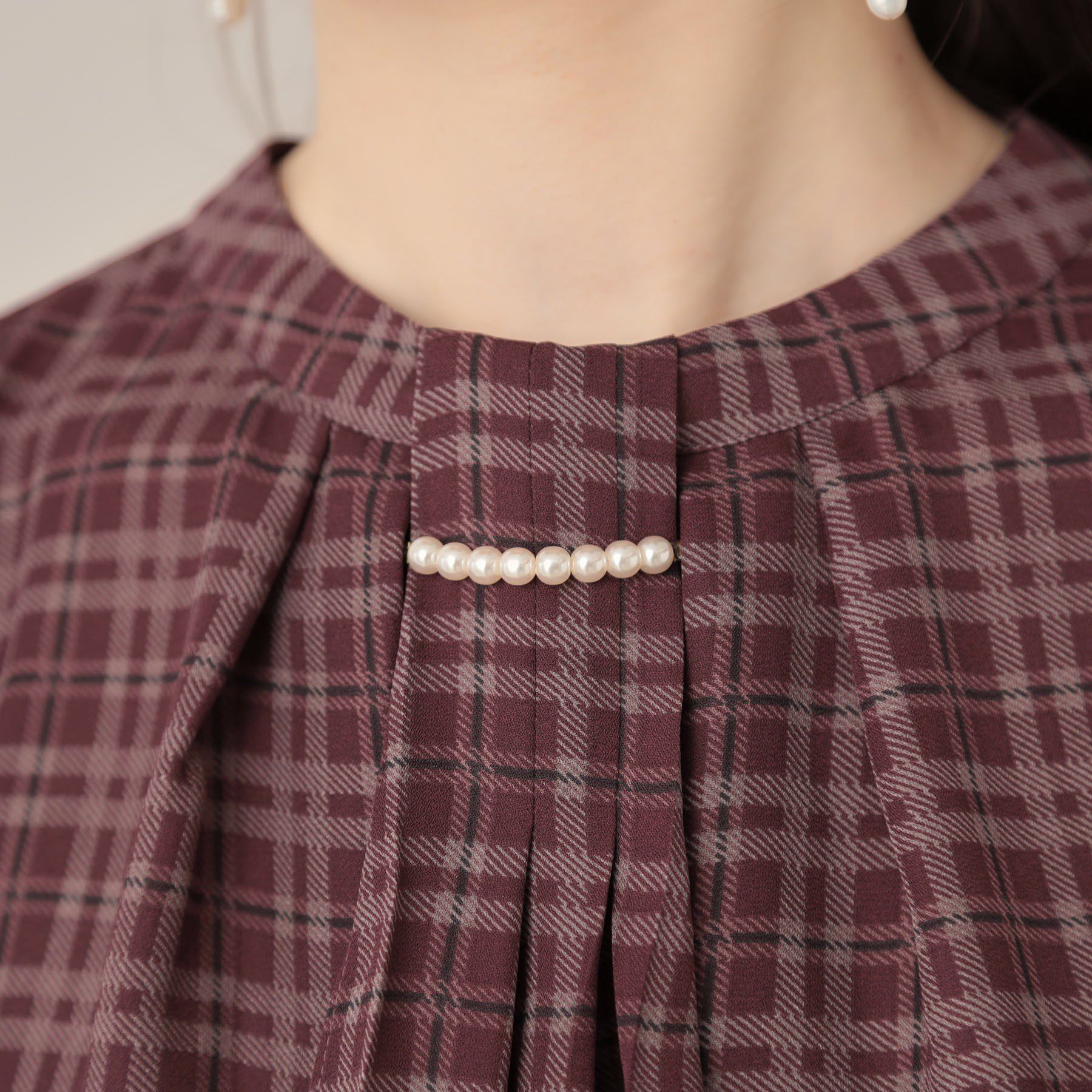 Couture broach「【着映え・5分袖・通勤】パール調タイチェックプリントブラウス」|シャツ・ブラウス|