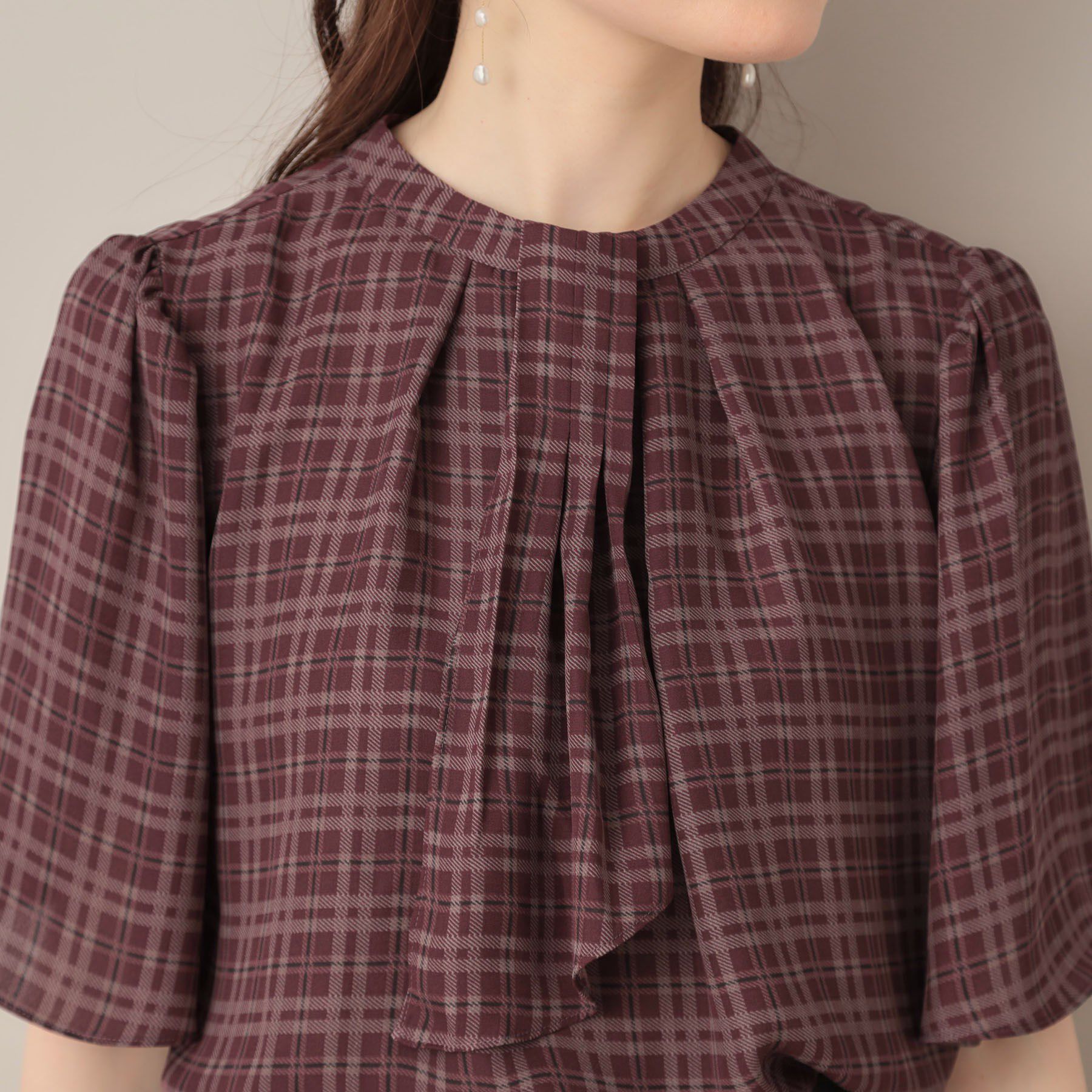 Couture broach「【着映え・5分袖・通勤】パール調タイチェックプリントブラウス」|シャツ・ブラウス|