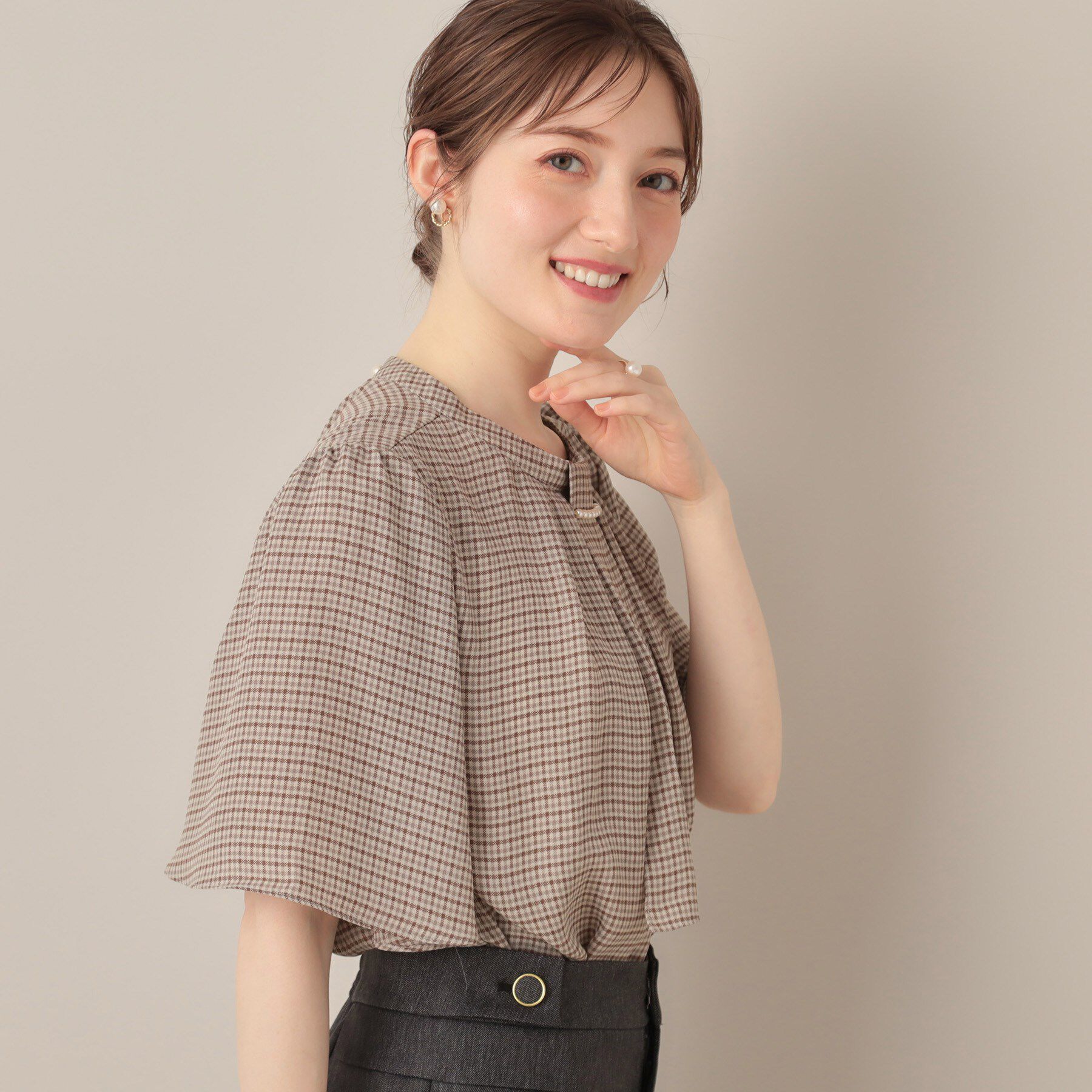 Couture broach「【着映え・5分袖・通勤】パール調タイチェックプリントブラウス」|シャツ・ブラウス|