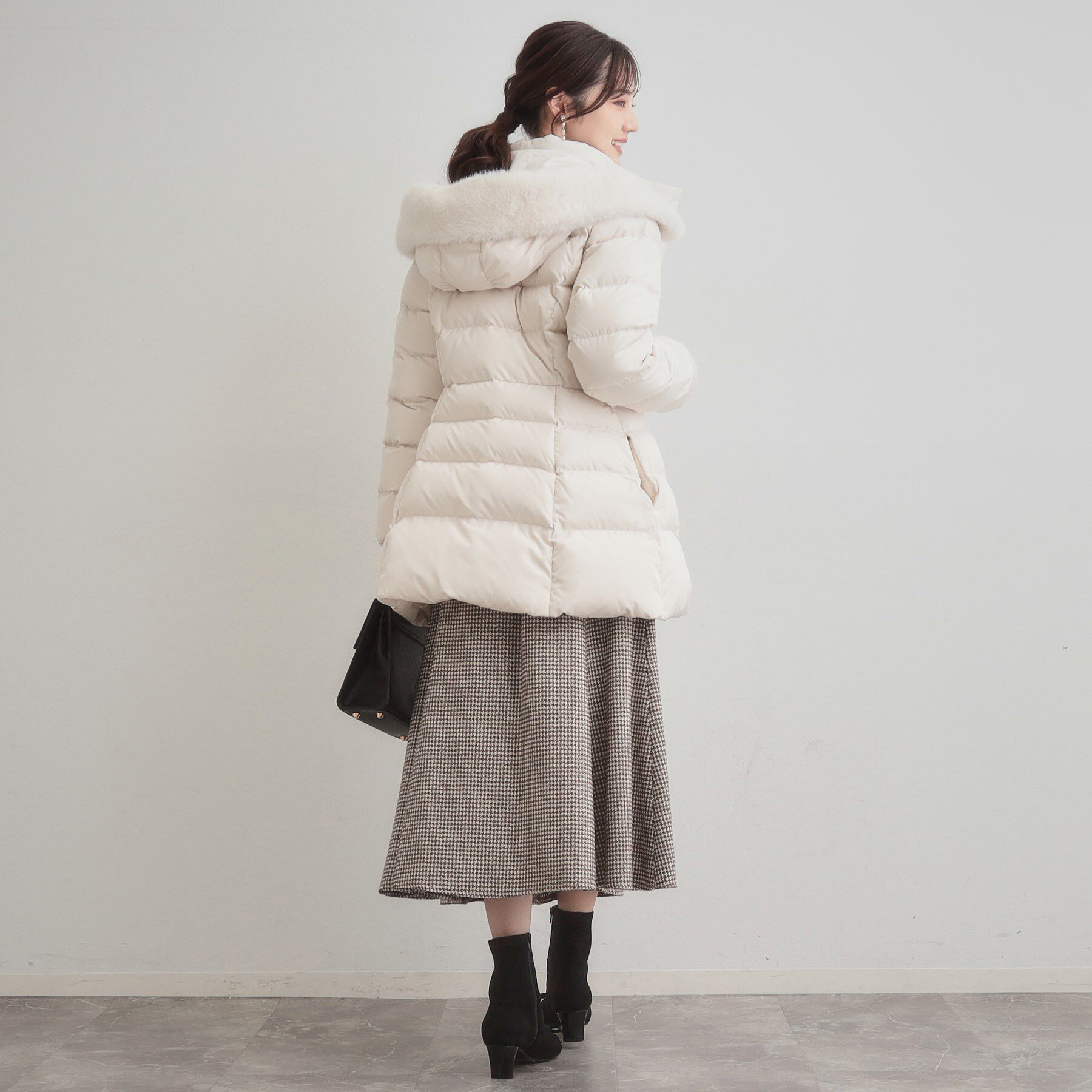 Couture broach「【2WAY・ベルト付き】フードフェイクファー ミドル丈ダウンコート」|ダウン|