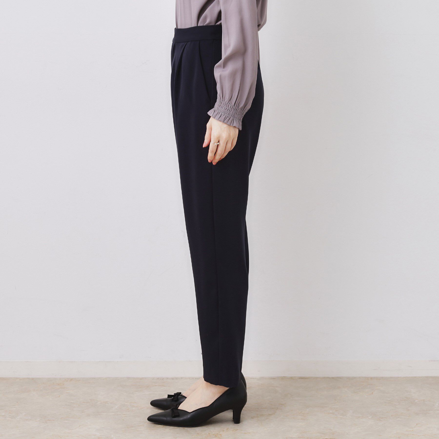 Couture broach「【ハレの日・通勤】パール調釦テーパードパンツ」|その他|