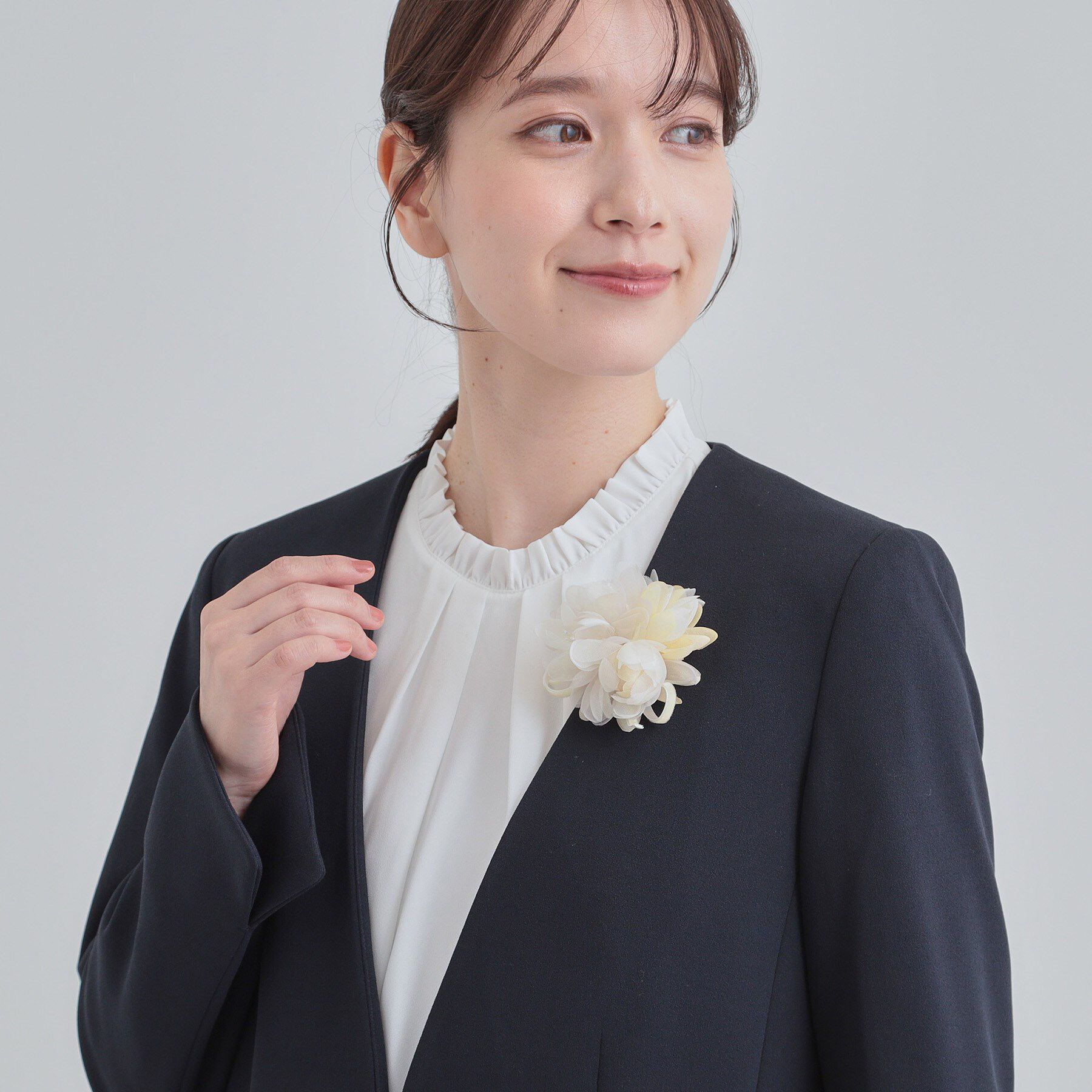 SHOO･LA･RUE「【セレモニー】やわらかな印象に MIXリボンコサージュ」|ブローチ・コサージュ|