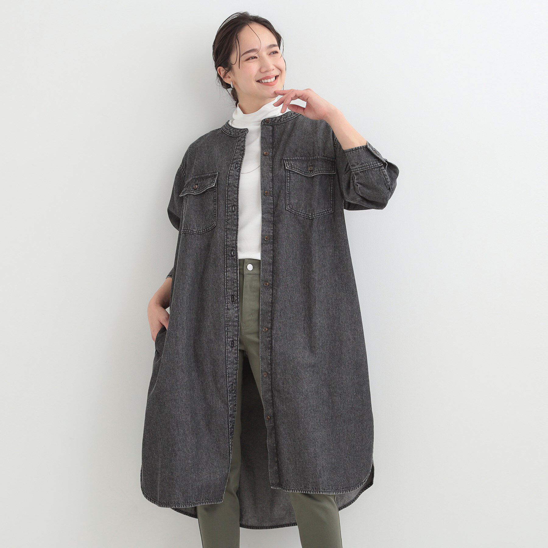 SHOO･LA･RUE「【ライトオンスデニム/S-LL】体型カバーにも 首元すっきり ロングデニムシャツワンピース」|ワンピース|