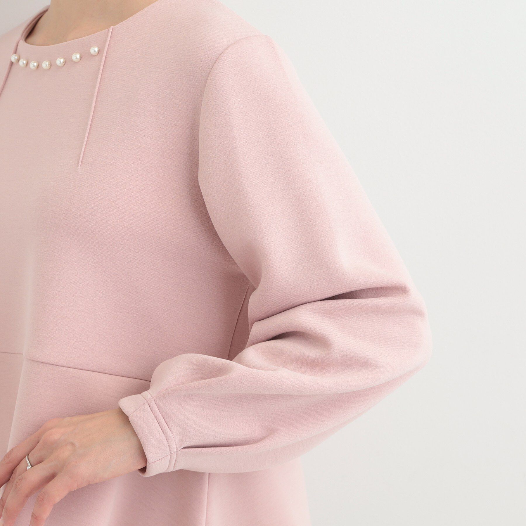 SHOO･LA･RUE「【セットアップ可/S-LL/なめらかタッチ】上品見え フェイクパール付きペプラムトップス」|Tシャツ・カットソー|