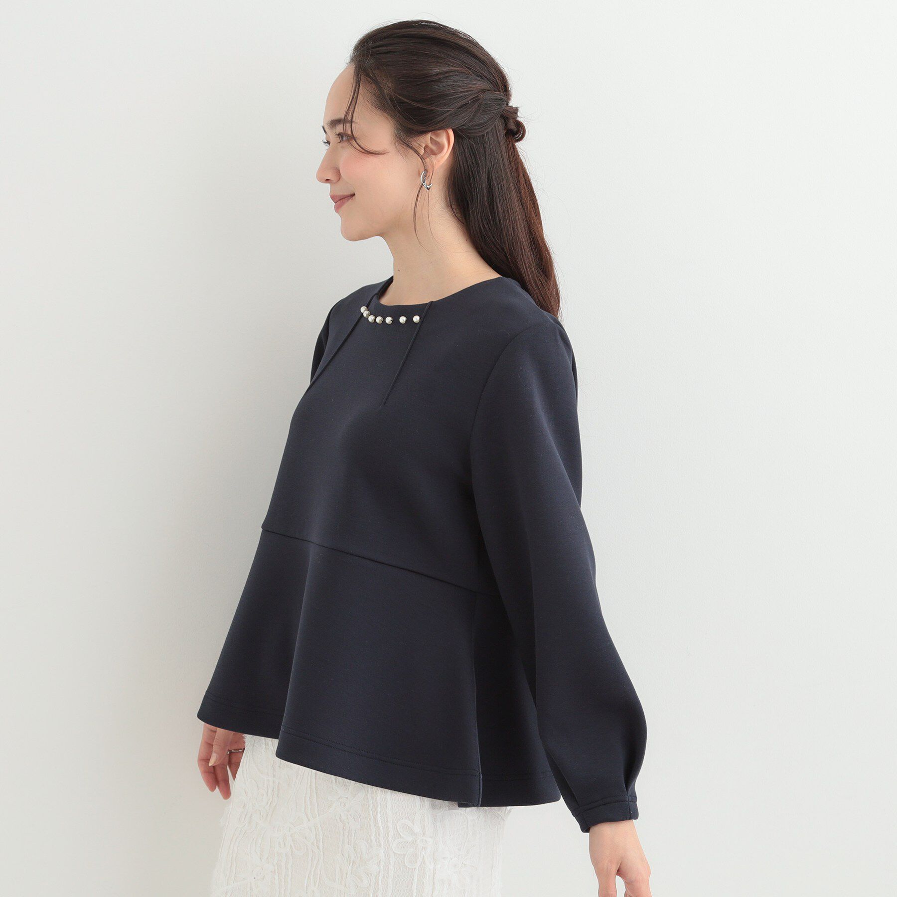 SHOO･LA･RUE「【セットアップ可/S-LL/なめらかタッチ】上品見え フェイクパール付きペプラムトップス」|Tシャツ・カットソー|