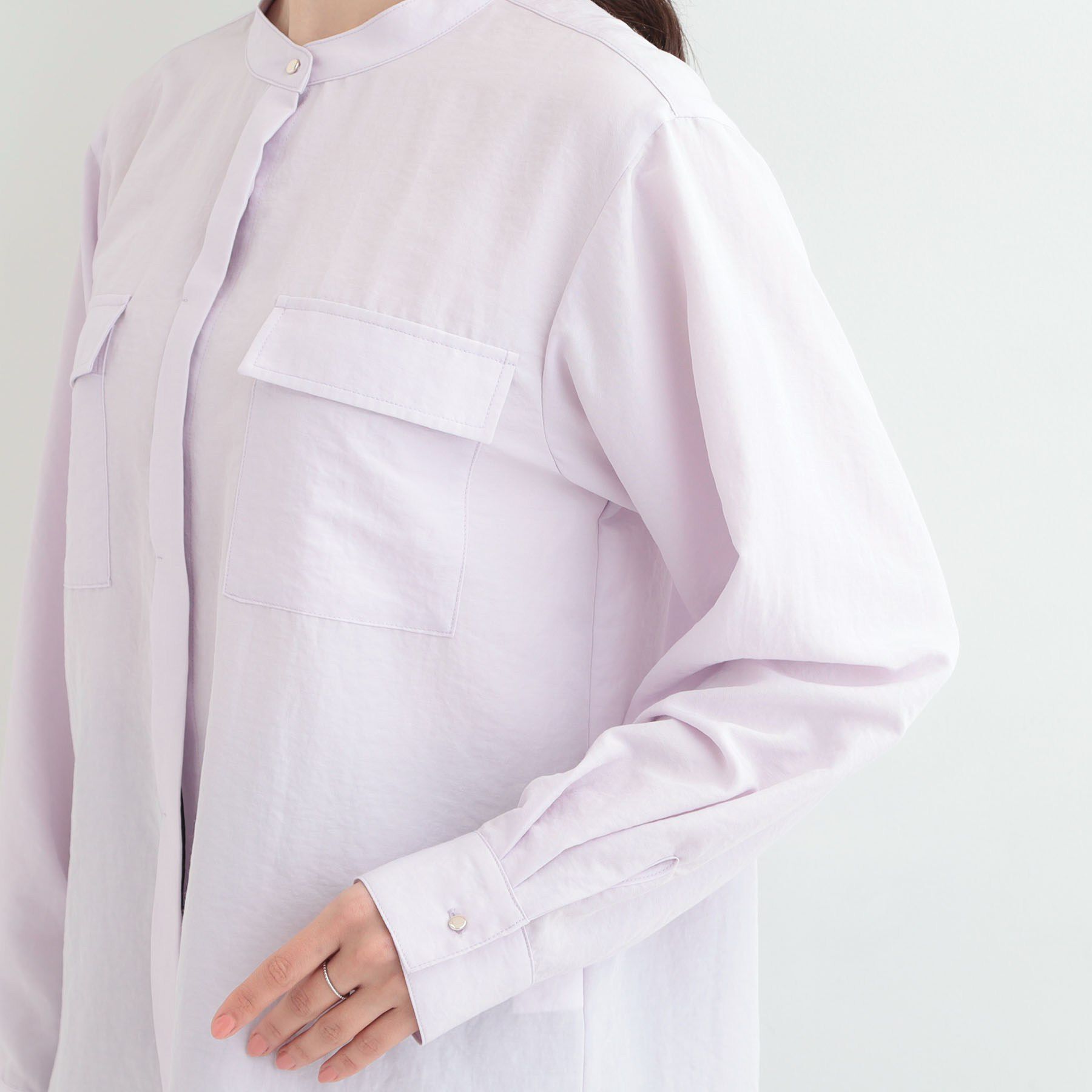 SHOO･LA･RUE「【イージーケア/S-LL/UV】きれいめにもラフにも　ダブルフラップポケットバンドカラーシャツ」|シャツ・ブラウス|