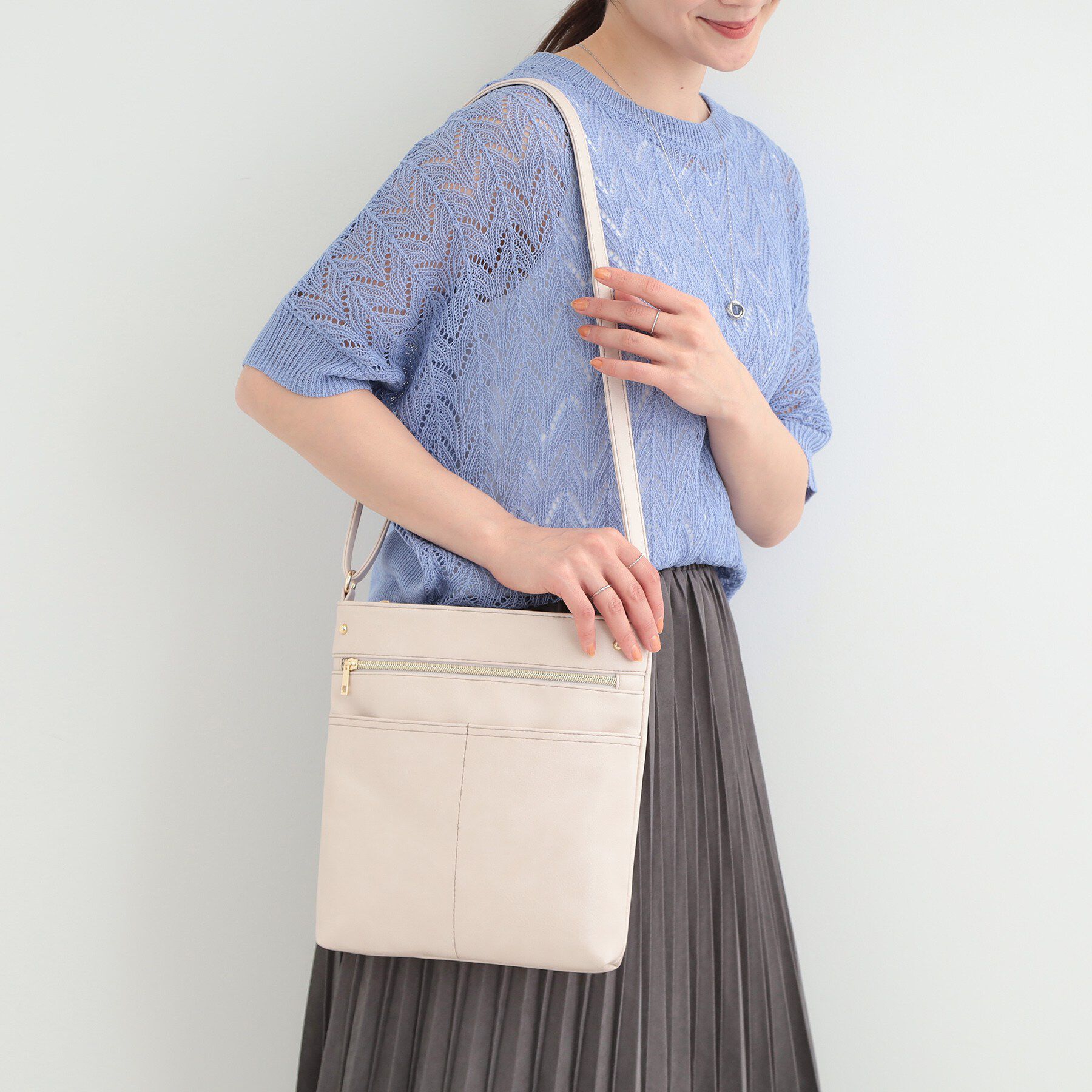 SHOO･LA･RUE「【8ポケット/ギフトにも】すっきり見えのショルダーバッグ」|ショルダー・メッセンジャー|アイボリー(004)