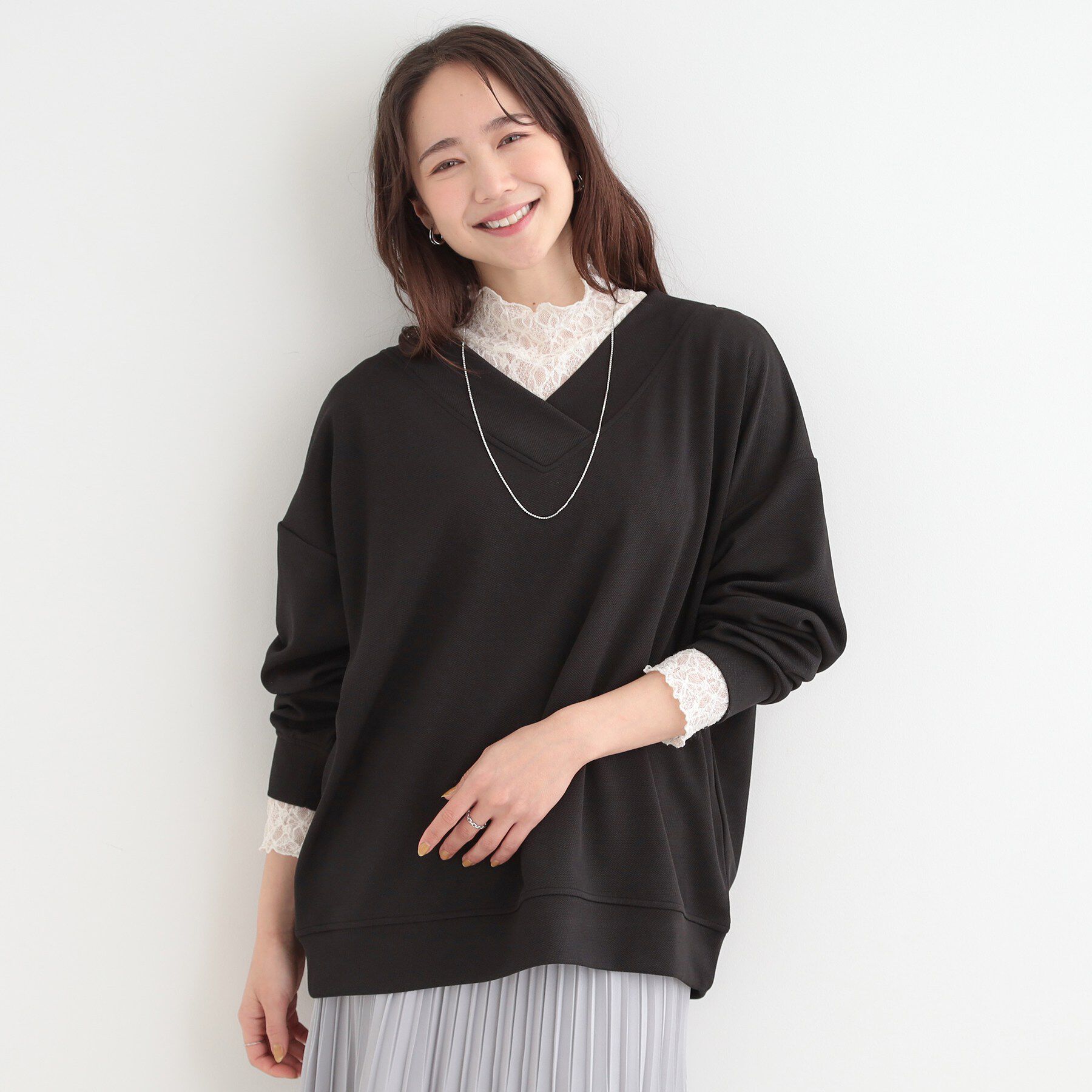 SHOO･LA･RUE「【洗濯機可】インせずすっきり見え　優しい雰囲気のVネックトップス」|Tシャツ・カットソー|