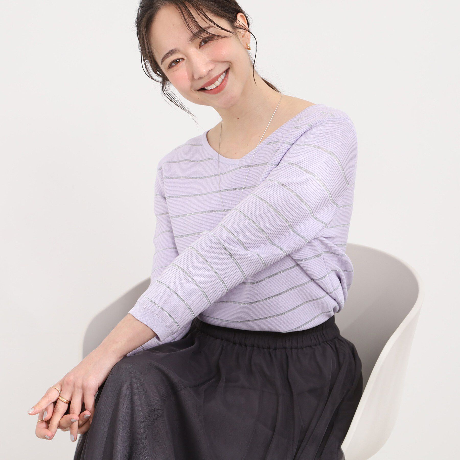 SHOO･LA･RUE「【洗える】デコルテがきれいに見えるVネックラメボーダーニット」|ニット・セーター|ラベンダー(380)
