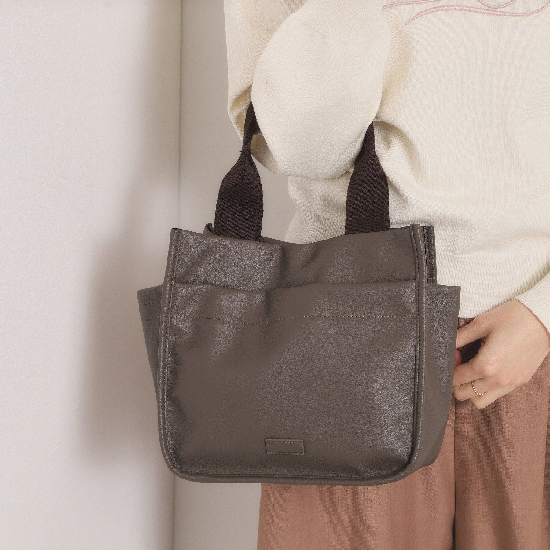 ITS&rsquo;DEMO「合皮サイドポケットミニトート」|ハンドバッグ|グレージュ(050)