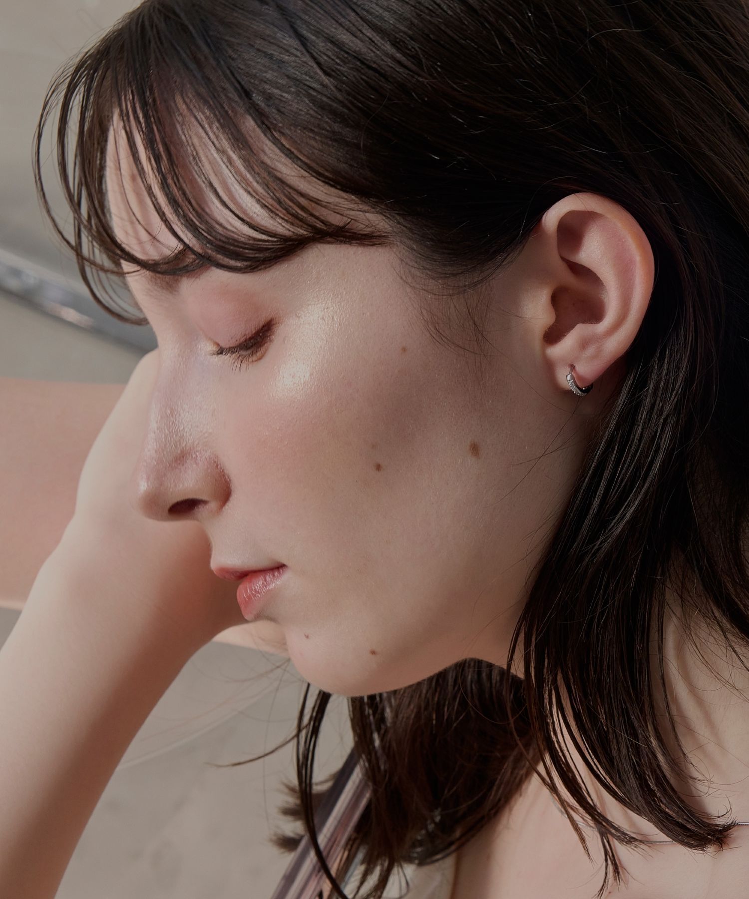 Phoebe「【金属アレルギー対応】ワンタッチビジューフープミニピアス　シルバー/サージカルステンレス」|ピアス|