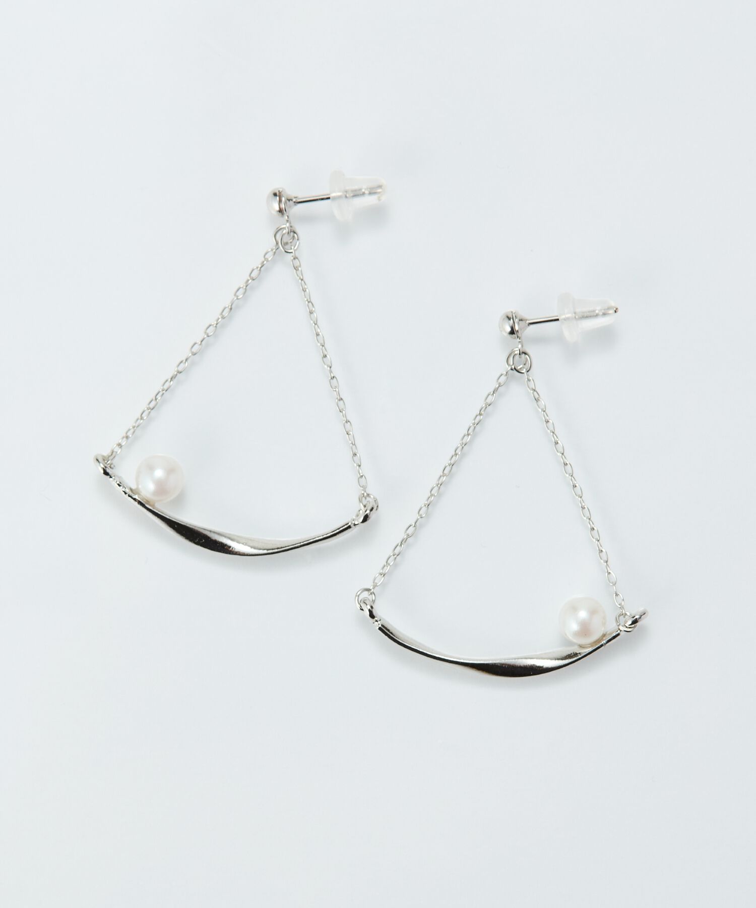 Phoebe「【金属アレルギー対応】スライヴパールトライアングルピアス　シルバー/ニッケルフリー」|ピアス|