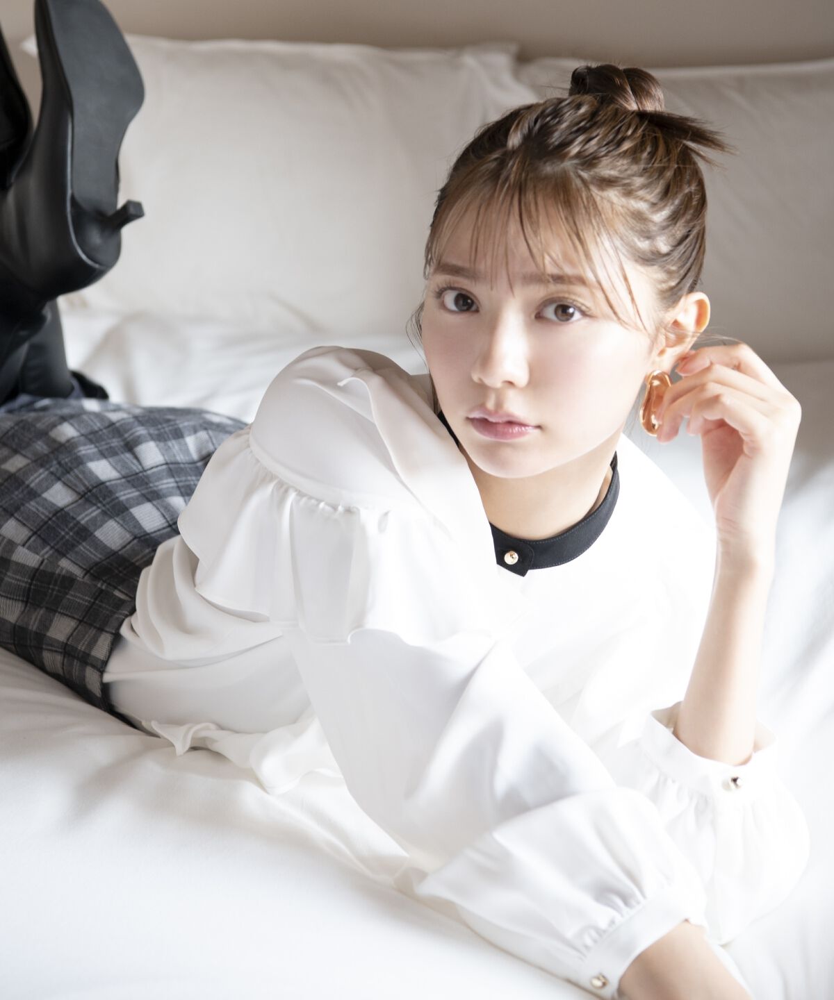 アンドクチュール「ダブルフリル配色ハイカラーブラウス」|シャツ・ブラウス|オフ