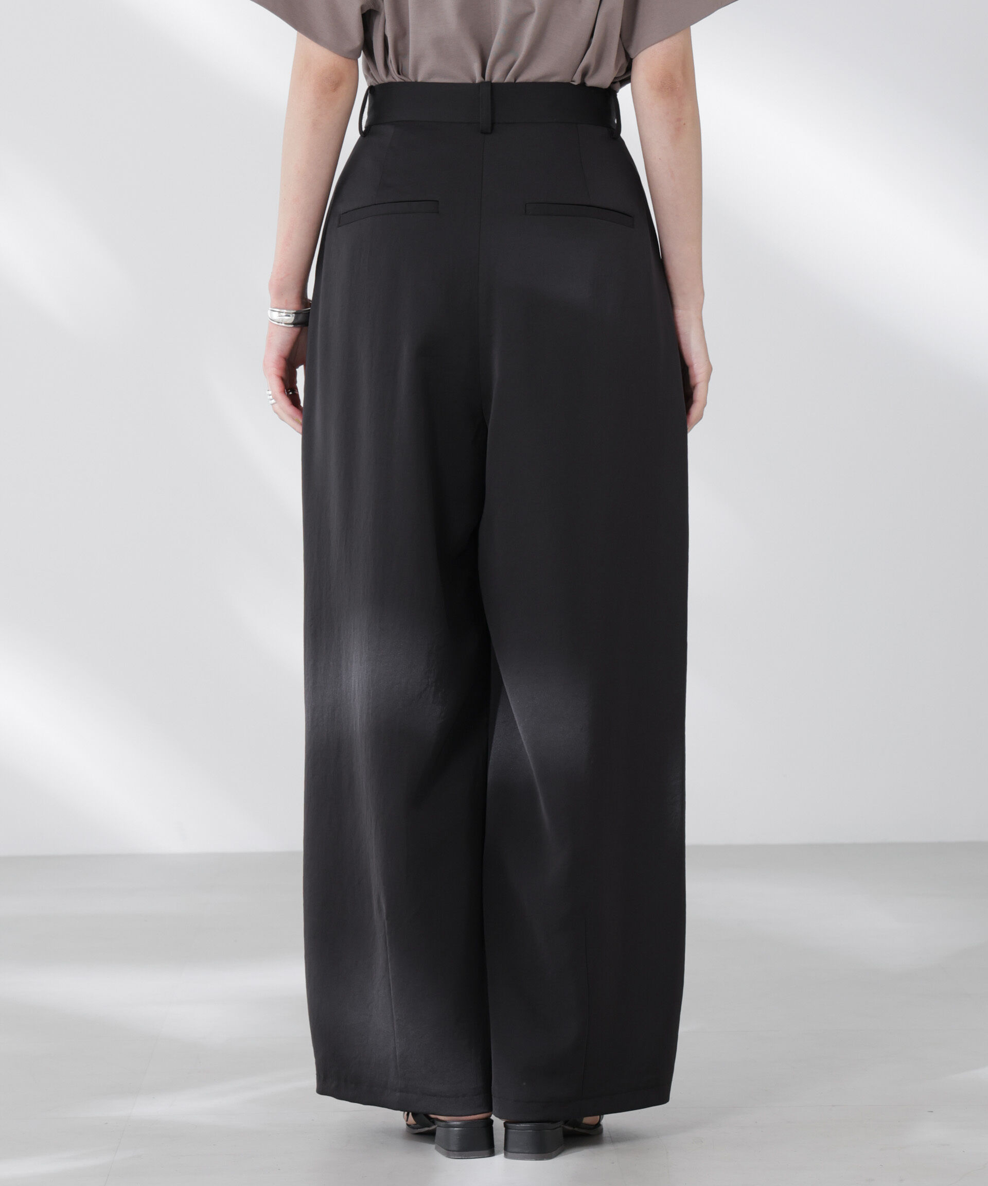 nano･universe「ダルサテンカーブタックパンツ」|チノ|