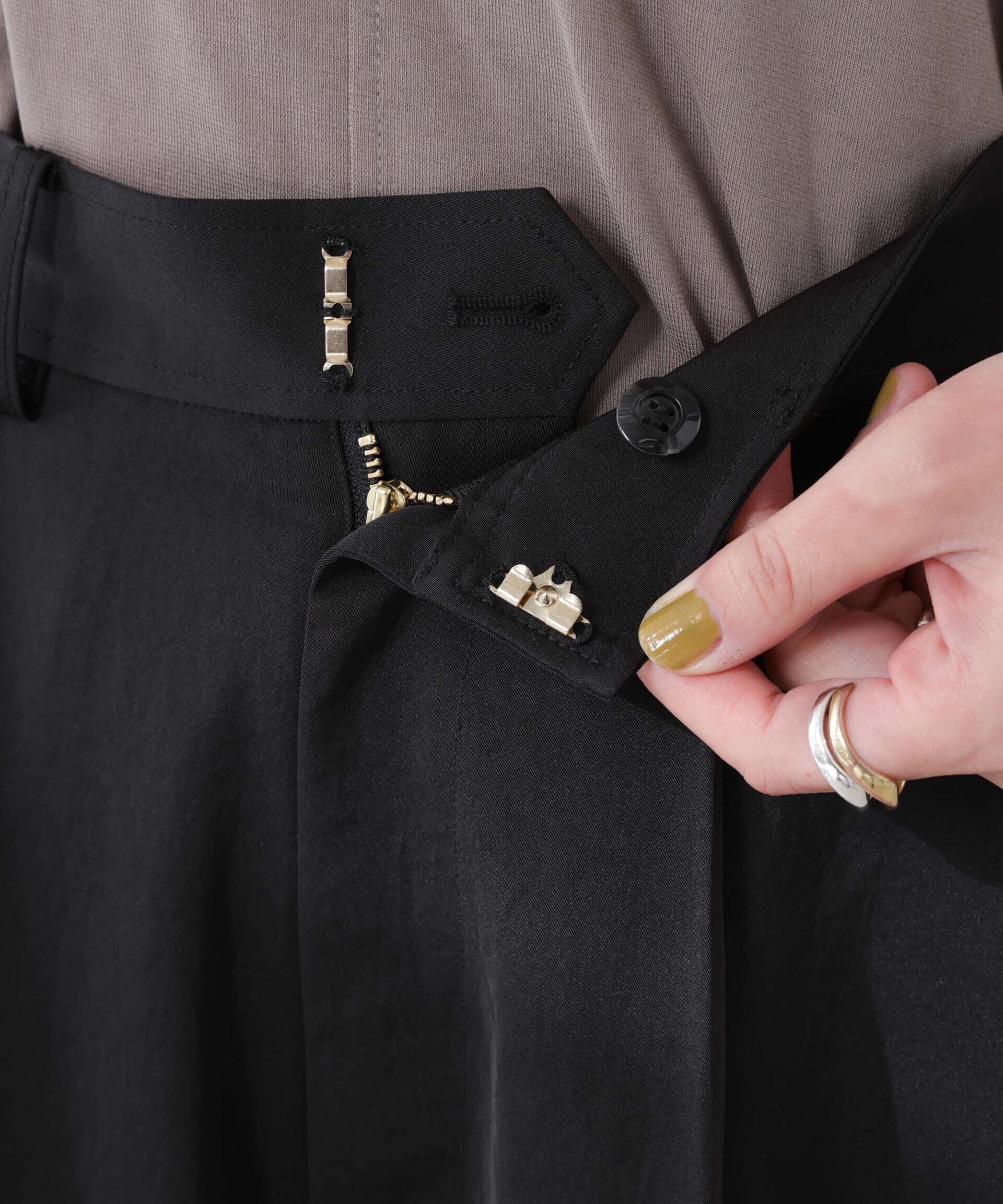 nano･universe「ダルサテンカーブタックパンツ」|チノ|