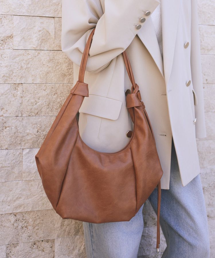 earth music&ecology「クロワッサンバッグ」|ショルダー・メッセンジャー|Camel