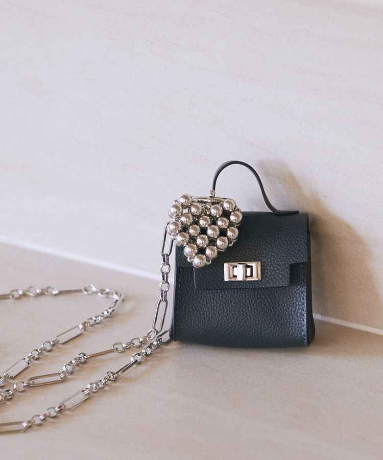 earth music&ecology「マイクロミニバッグメタルハートチェーンチャーム」|モバイルケース|