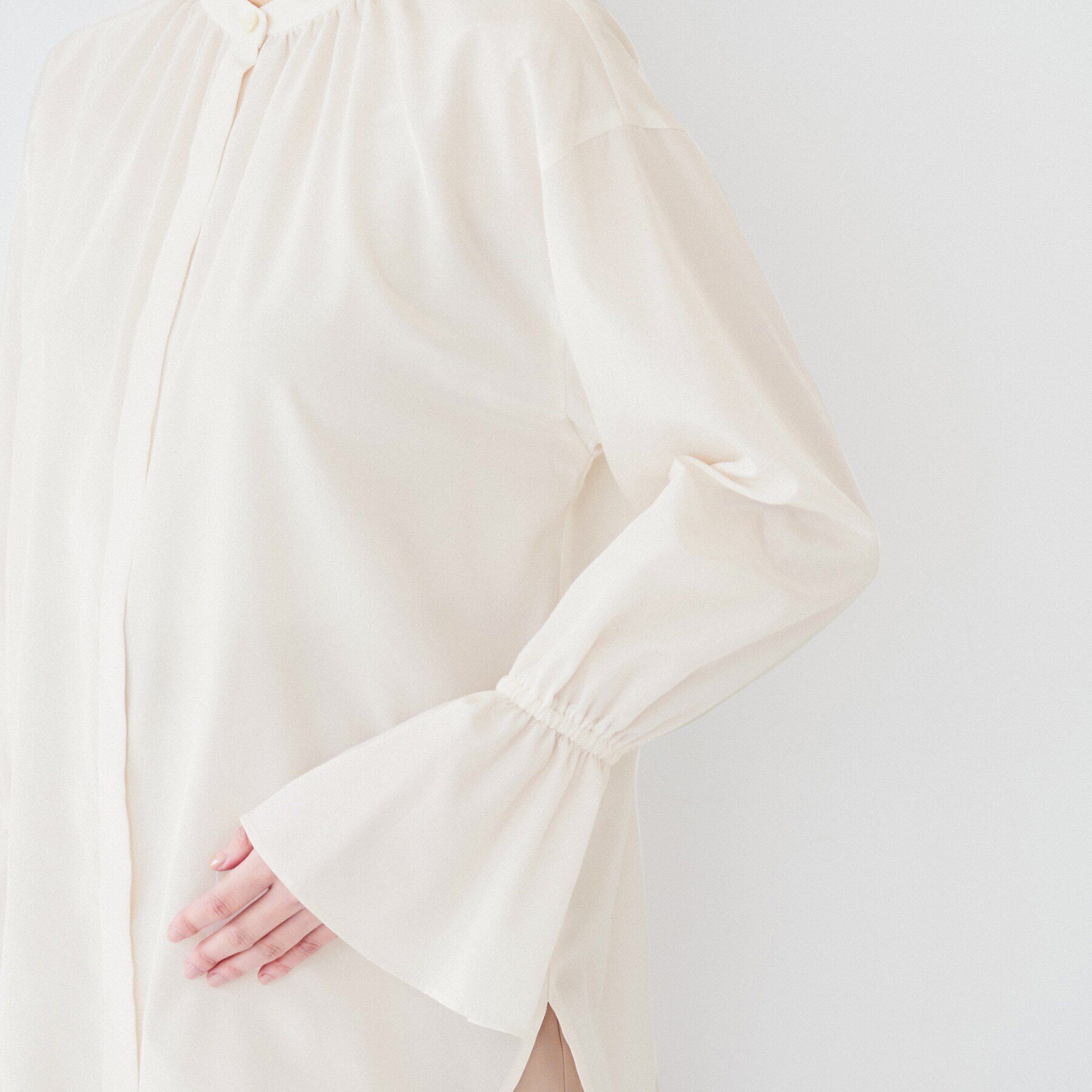 UNTITLED「【光沢感/フリル袖/前開き】バンドカラーギャザーブラウス」|シャツ・ブラウス|