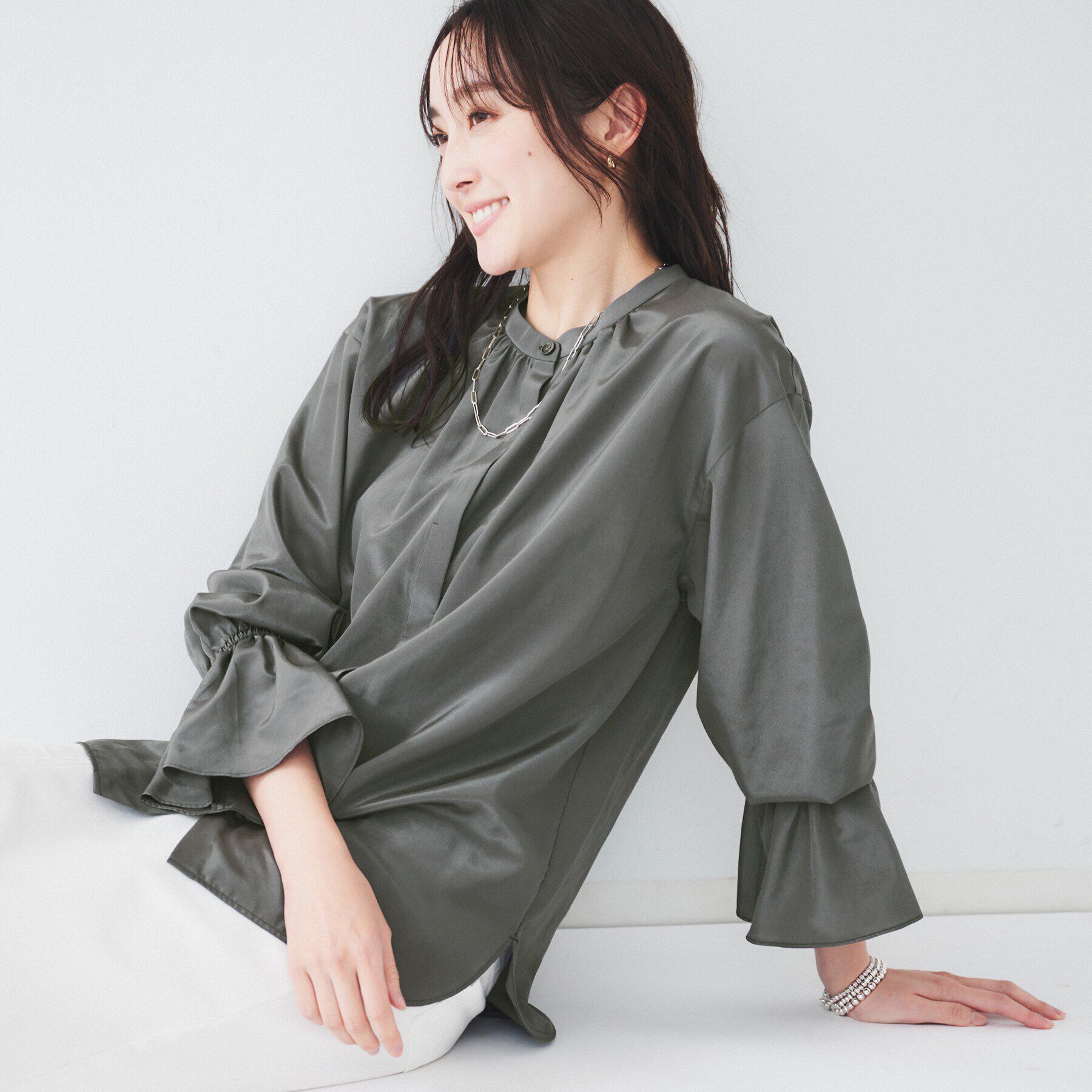 UNTITLED「【光沢感/フリル袖/前開き】バンドカラーギャザーブラウス」|シャツ・ブラウス|