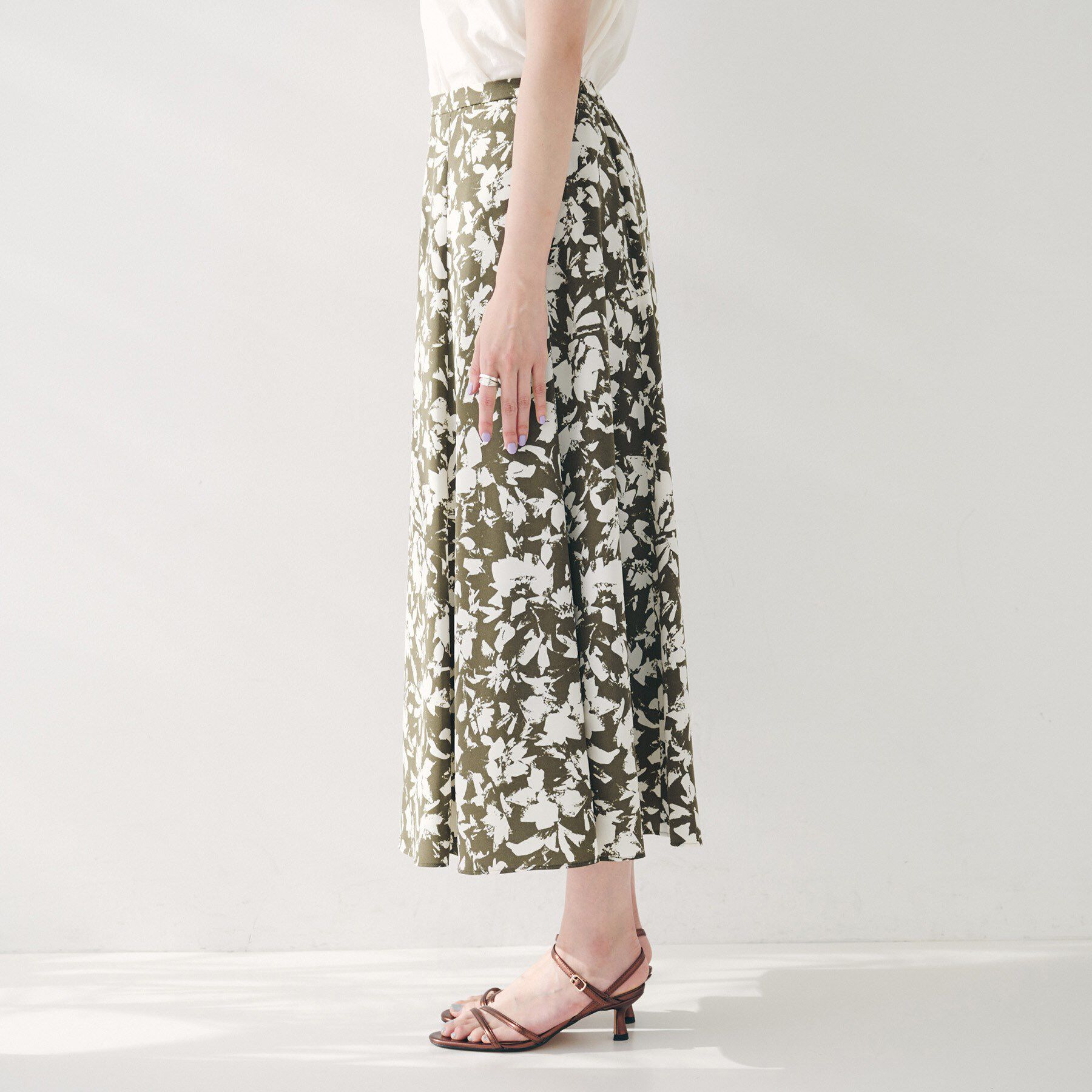 UNTITLED「【セットアップ可/後ろウエストゴム】モザイクフラワー柄スカート」|スカート|