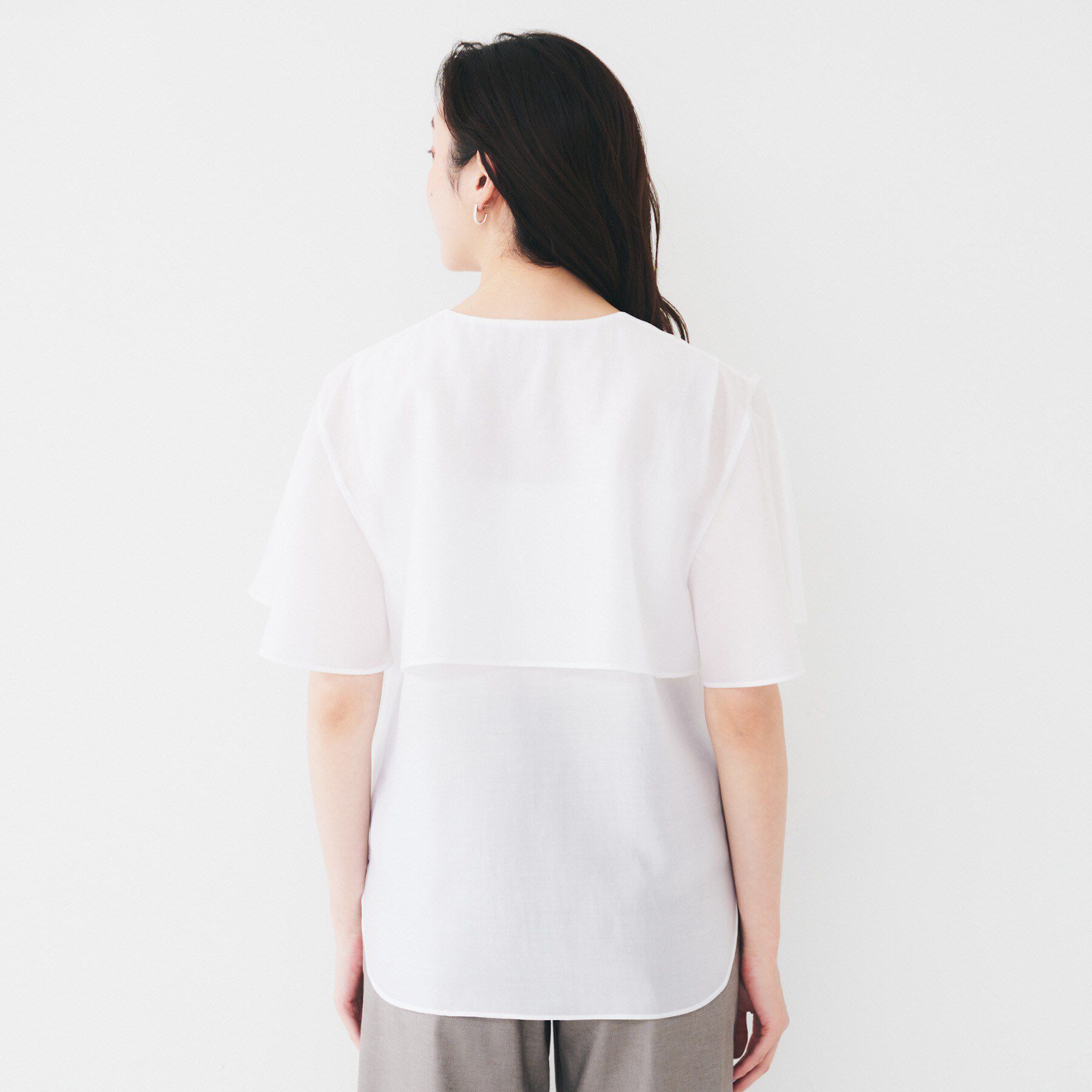 UNTITLED「【オンオフ/二の腕カバー】オーガンジーラッフルブラウス」|シャツ・ブラウス|