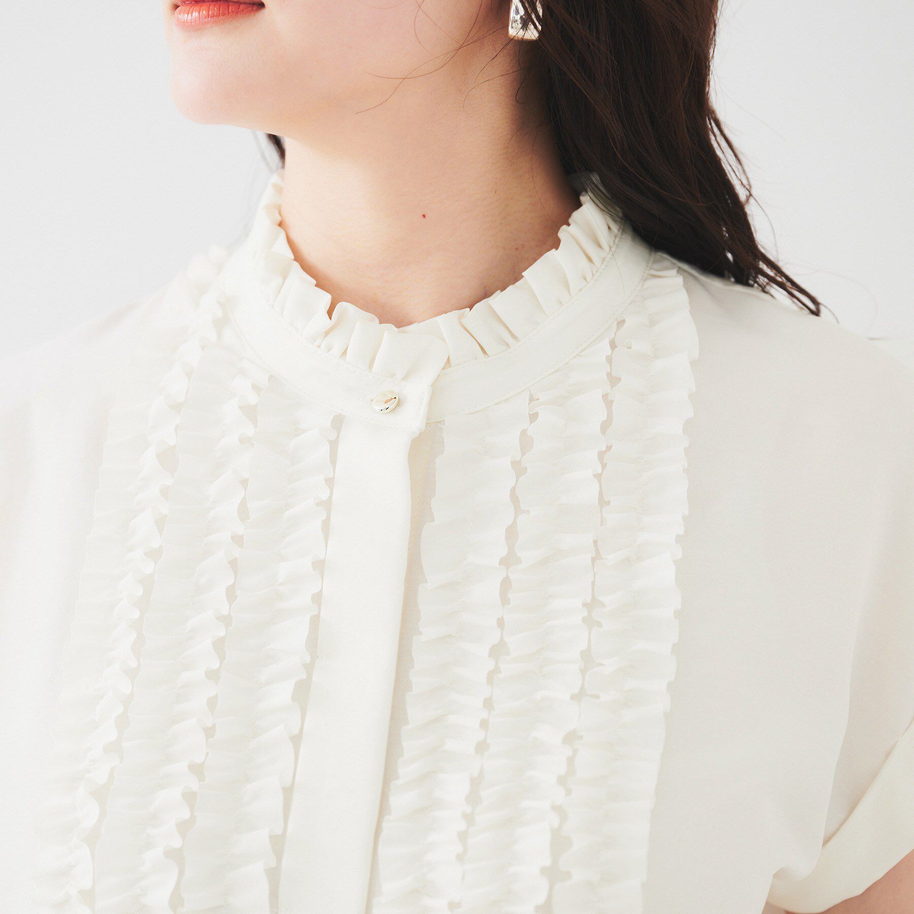 UNTITLED「スタンドネックフリルブラウス【吸水速乾/UVケア】」|シャツ・ブラウス|