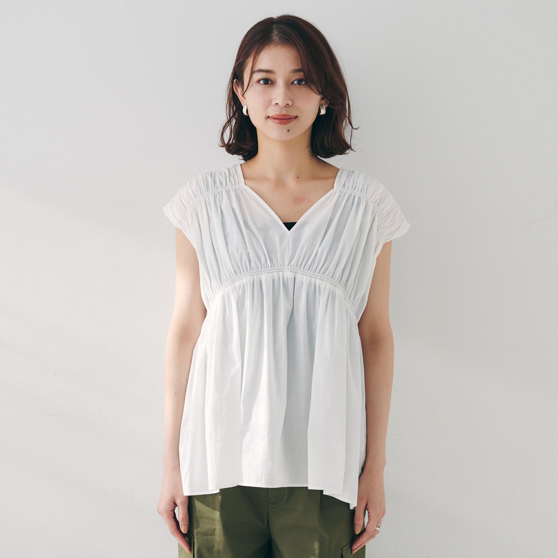 UNTITLED「【コットン100/洗える/トレンド】シャーリングブラウス」|シャツ・ブラウス|