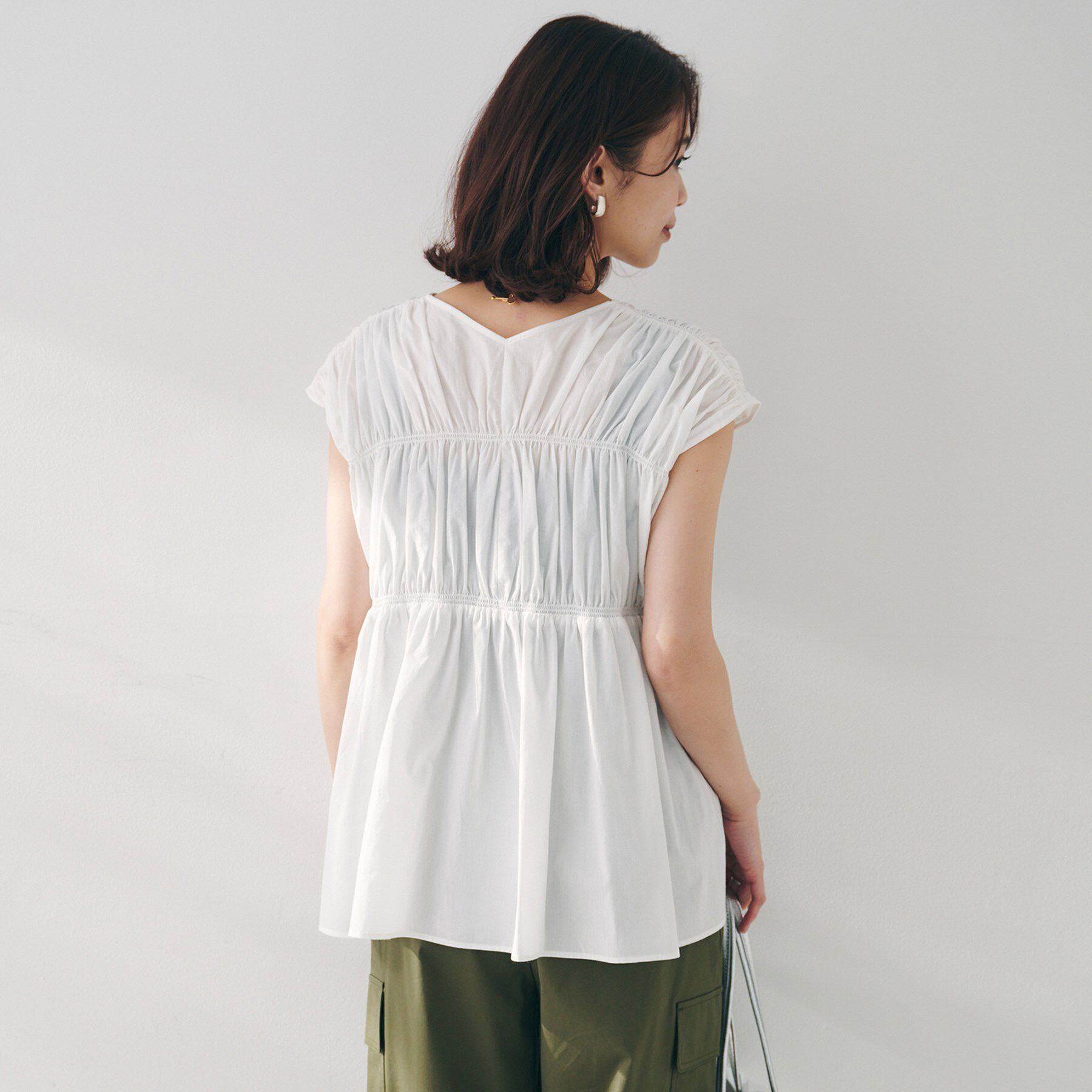 UNTITLED「【コットン100/洗える/トレンド】シャーリングブラウス」|シャツ・ブラウス|