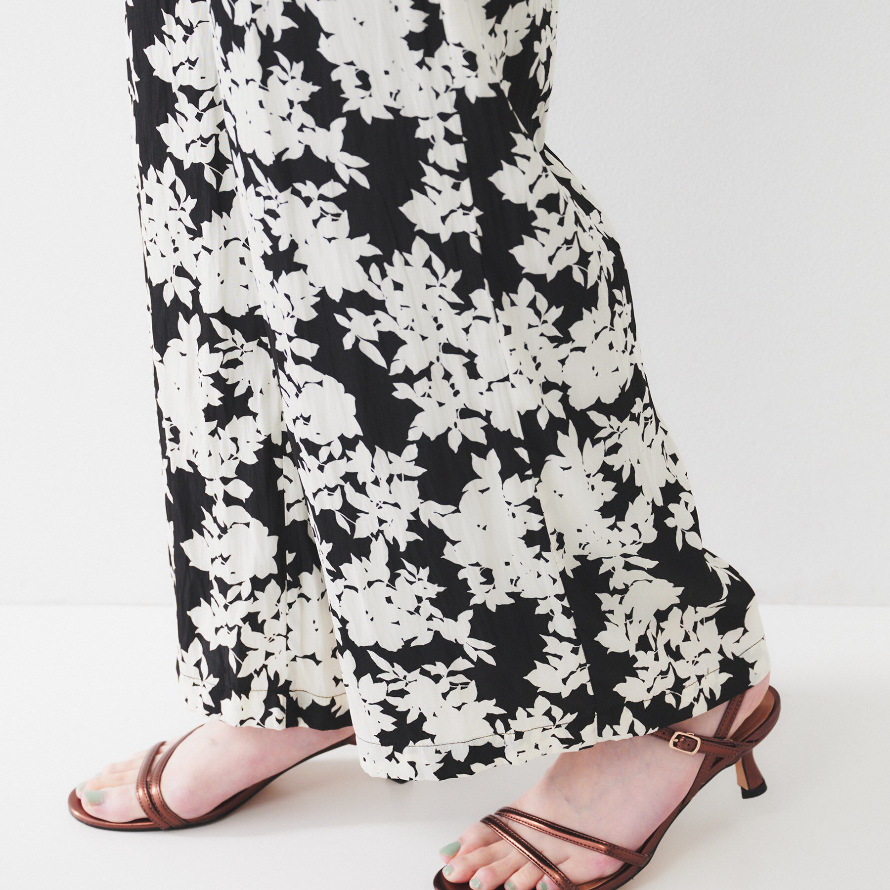 UNTITLED「【ウエストゴム/ワイド/柄】モノトーンフラワーパンツ」|その他|