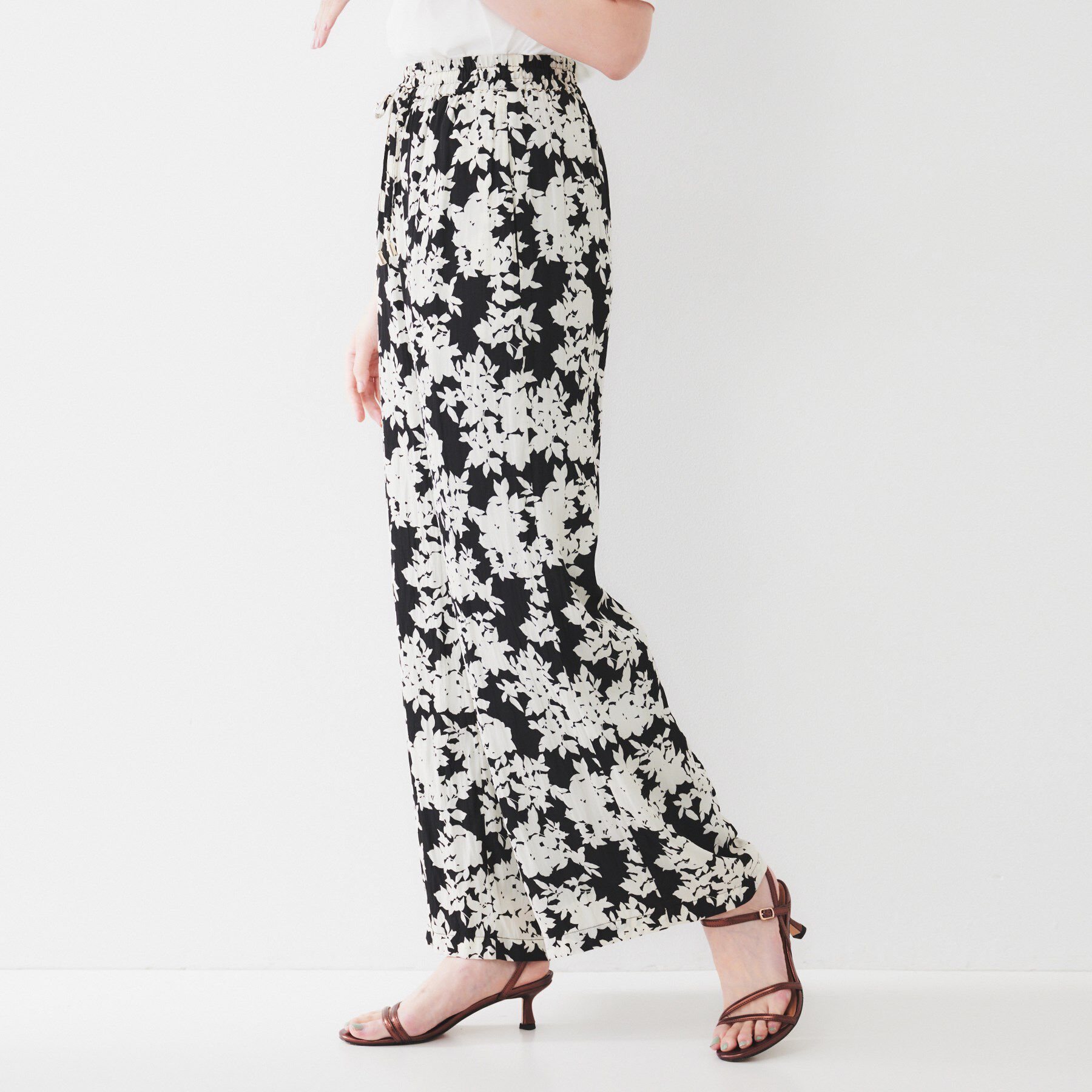 UNTITLED「【ウエストゴム/ワイド/柄】モノトーンフラワーパンツ」|その他|