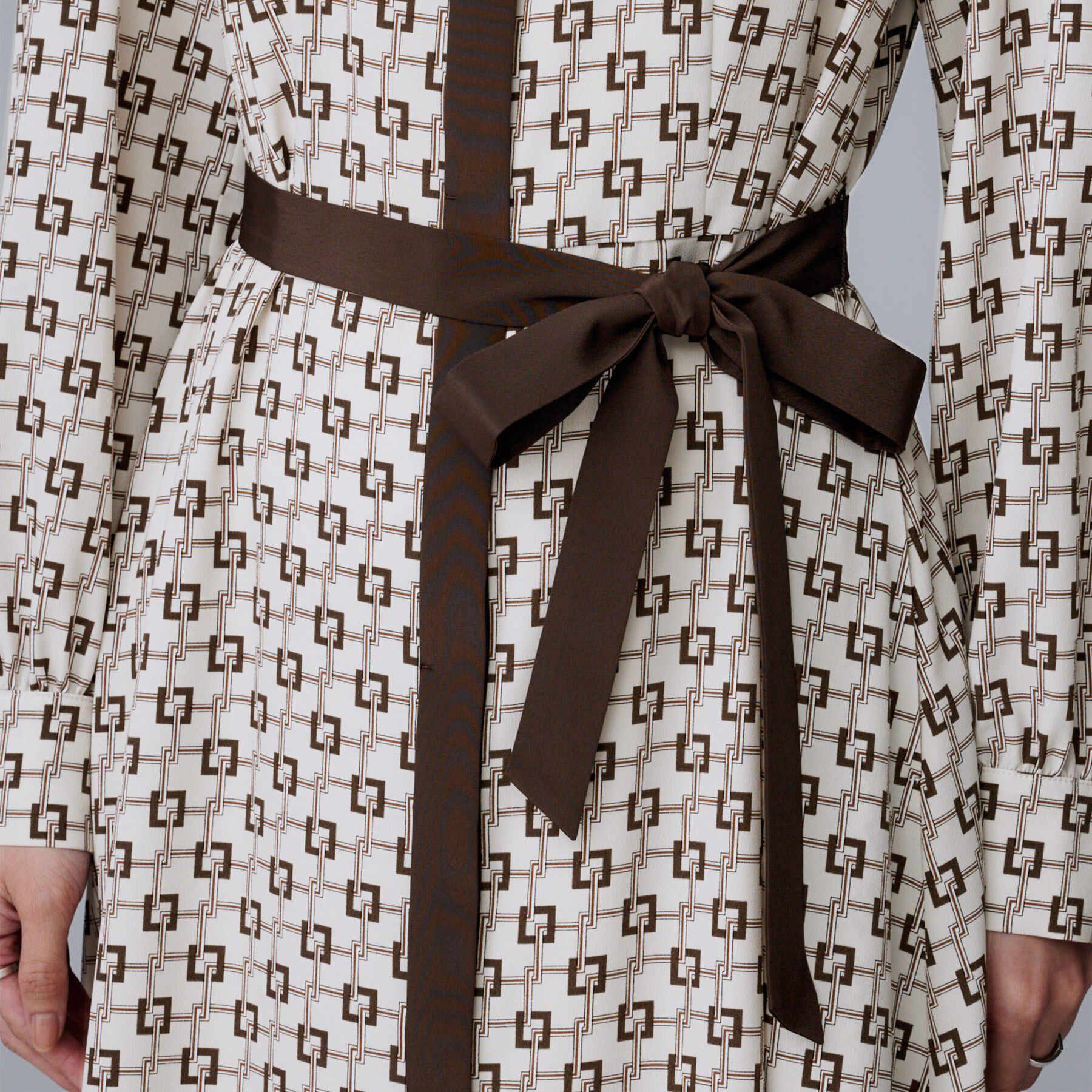 UNTITLED「【ウエストリボン/前開きボタン/レトロモダン】チェーン柄フレアワンピース」|ワンピース|