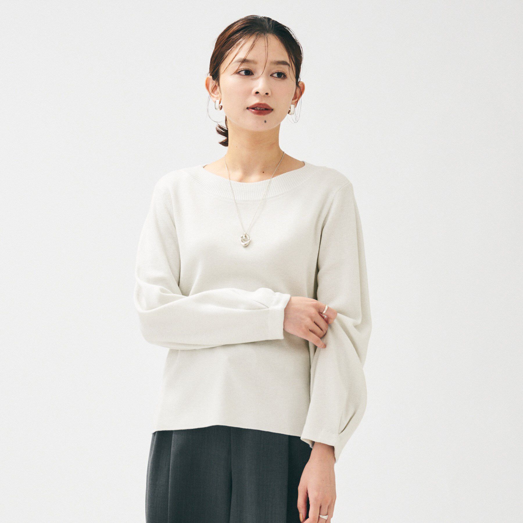 UNTITLED「【きれいめ/洗える】ラメ入りワイドボートネックニット」|ニット・セーター|ホワイト(001)