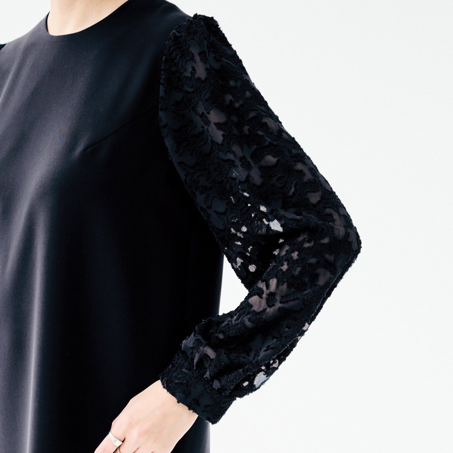 UNTITLED「【お呼ばれドレス/洗える】カットジャカードスリーブ ワンピース」|ワンピース|