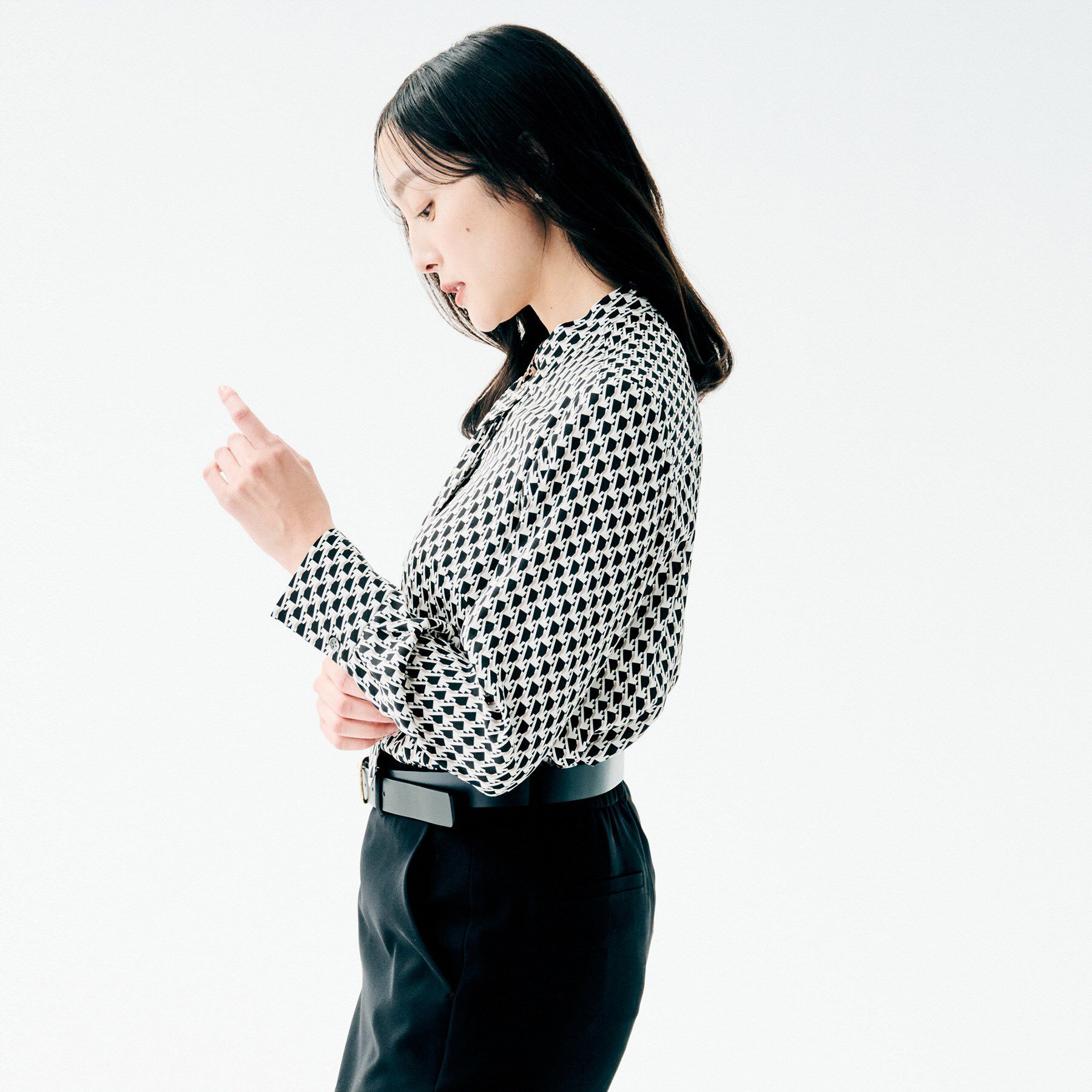 UNTITLED「【通勤/インナーブラウス】幾何柄ボウタイブラウス」|シャツ・ブラウス|