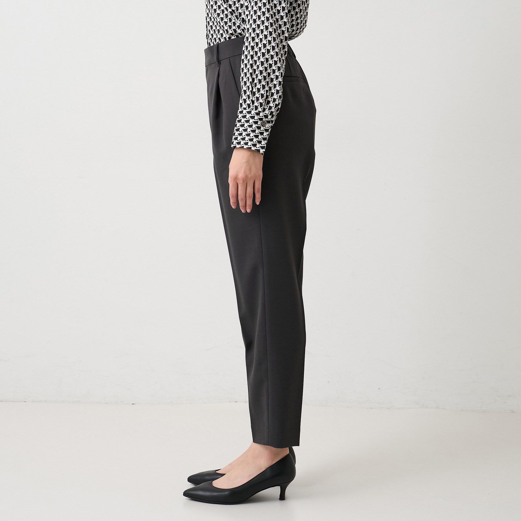 UNTITLED「エアリータックテーパードパンツ」|その他|