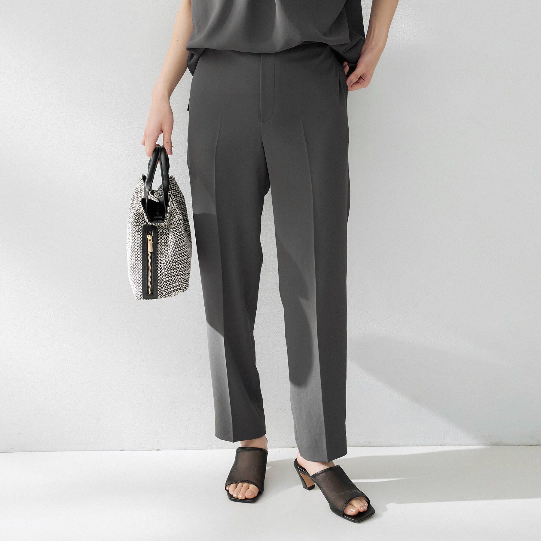 UNTITLED「【夏の名品セットアップが今年も登場！/はっ水/遮熱】リラクミスト テーパードパンツ」|その他|チャコールグレー(0