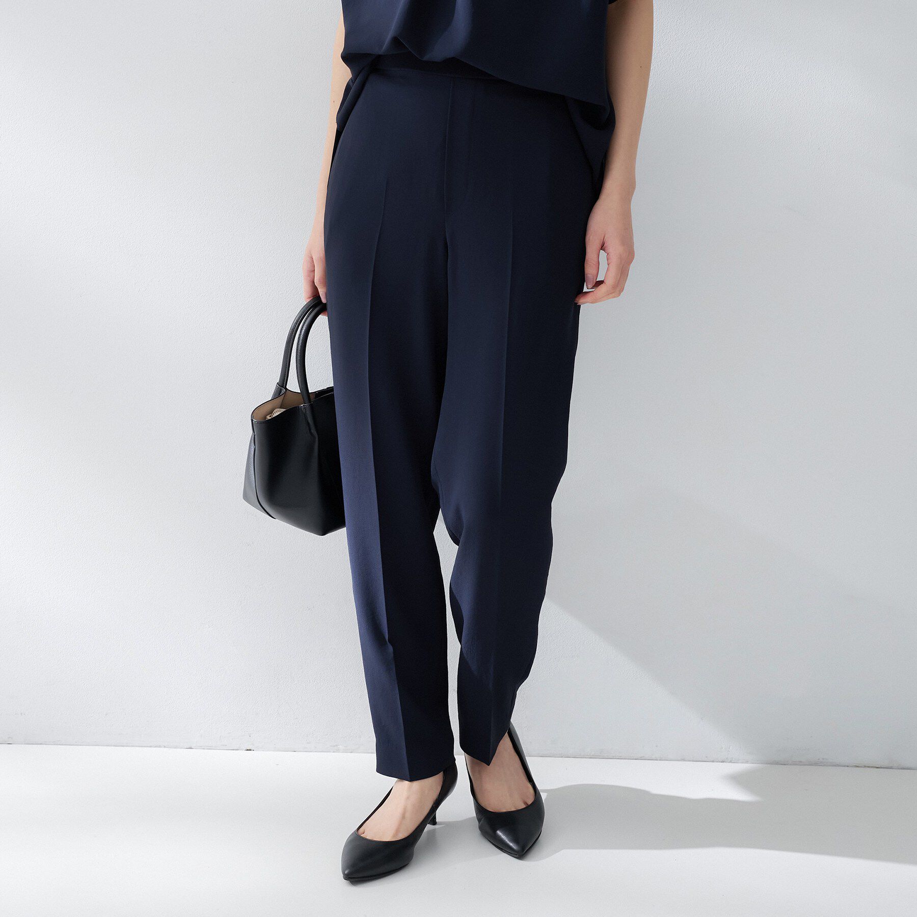 UNTITLED「【夏の名品セットアップが今年も登場！/はっ水/遮熱】リラクミスト テーパードパンツ」|その他|ネイビー(094)