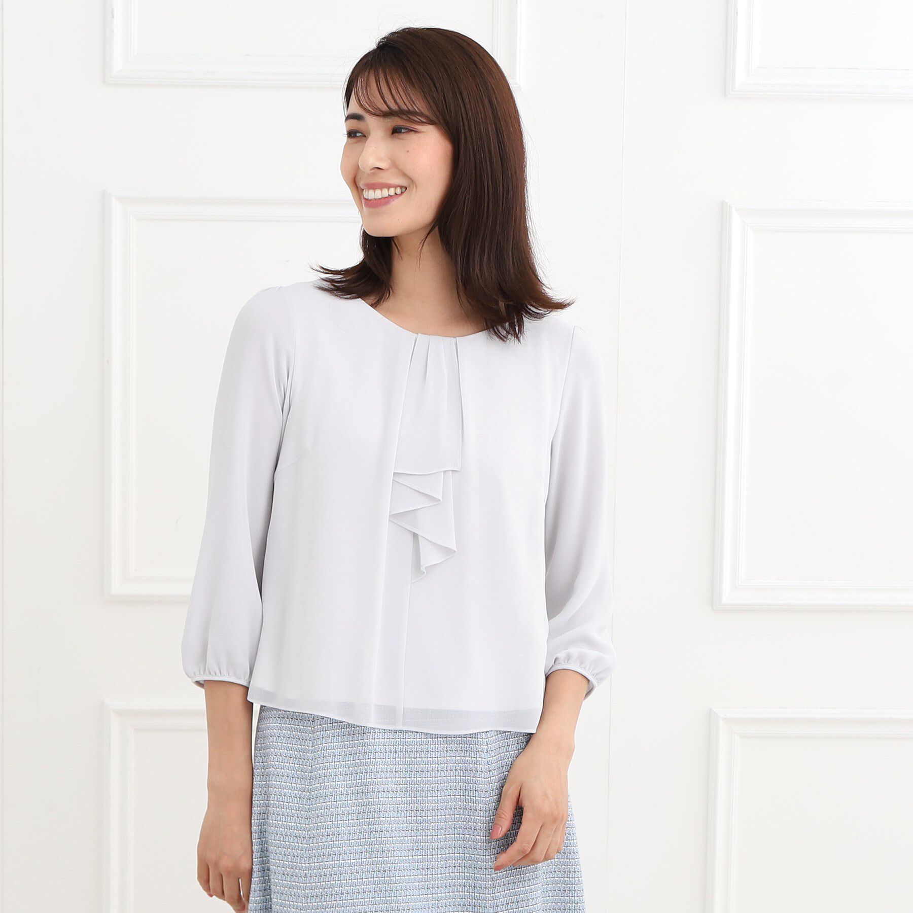 Reflect「【夏SALE／フォーマル/マシンウォッシュ可】フロントラッフルディティールブラウス」|シャツ・ブラウス|ライトグレー(011