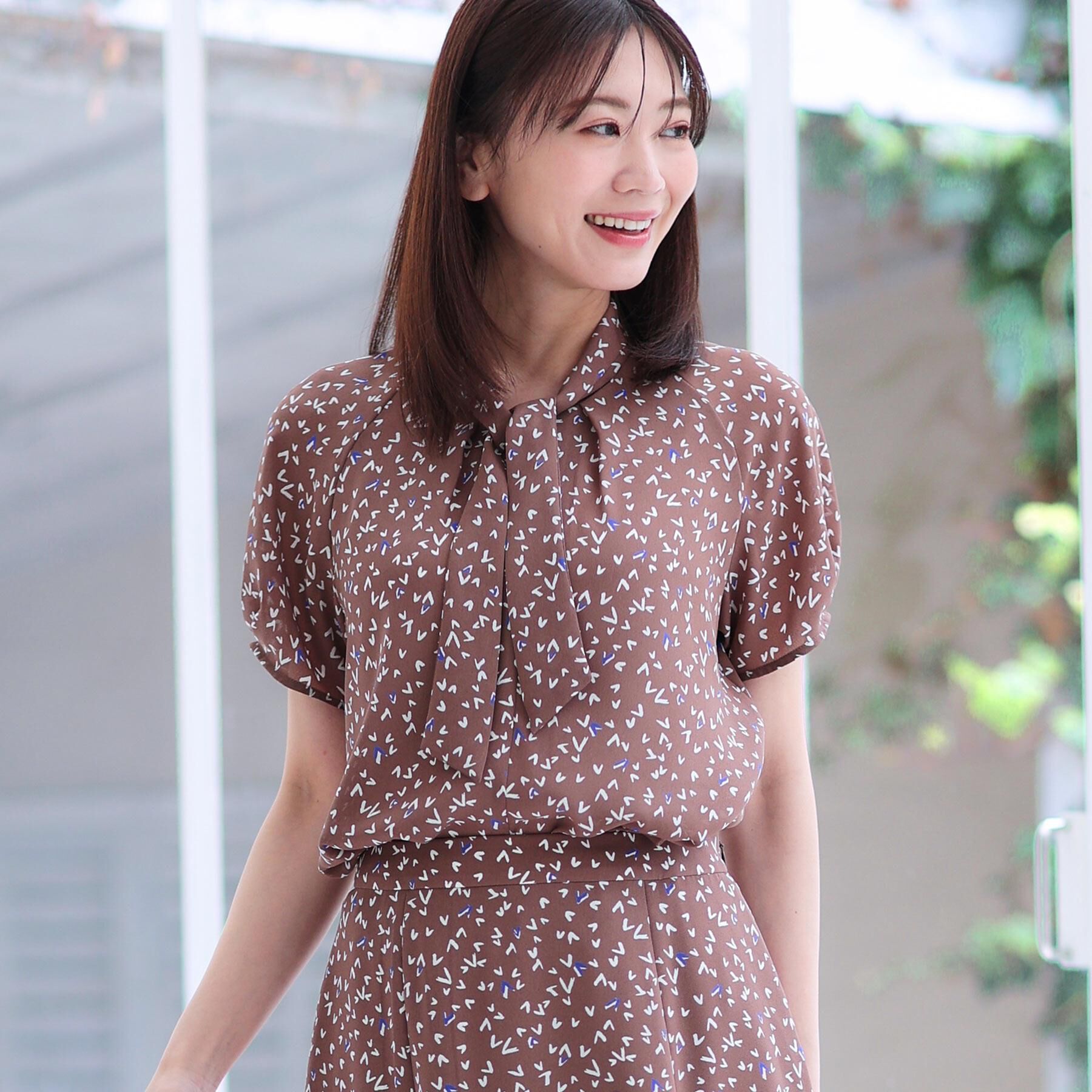 Reflect「【マシンウォッシュ可／セットアップ可】ボウタイプリントブラウス」|シャツ・ブラウス|モカブラウン(142