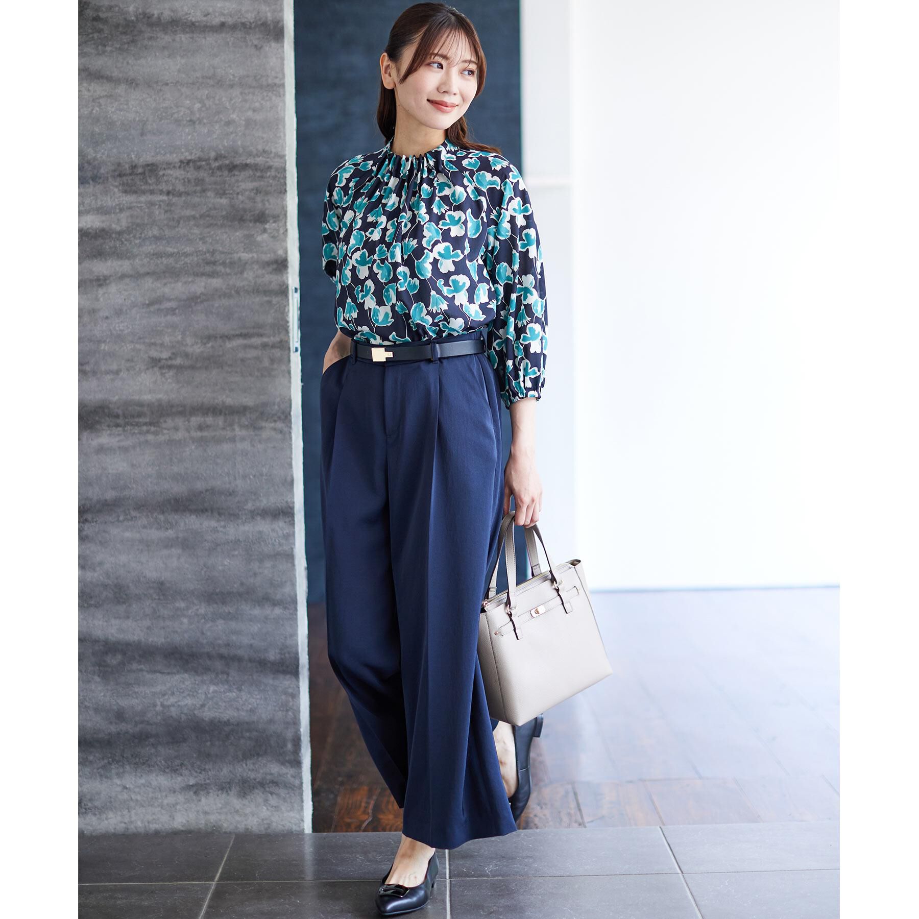 Reflect「【ジャケットのインナーにおすすめ◎】花柄タックデザインブブラウス」|シャツ・ブラウス|