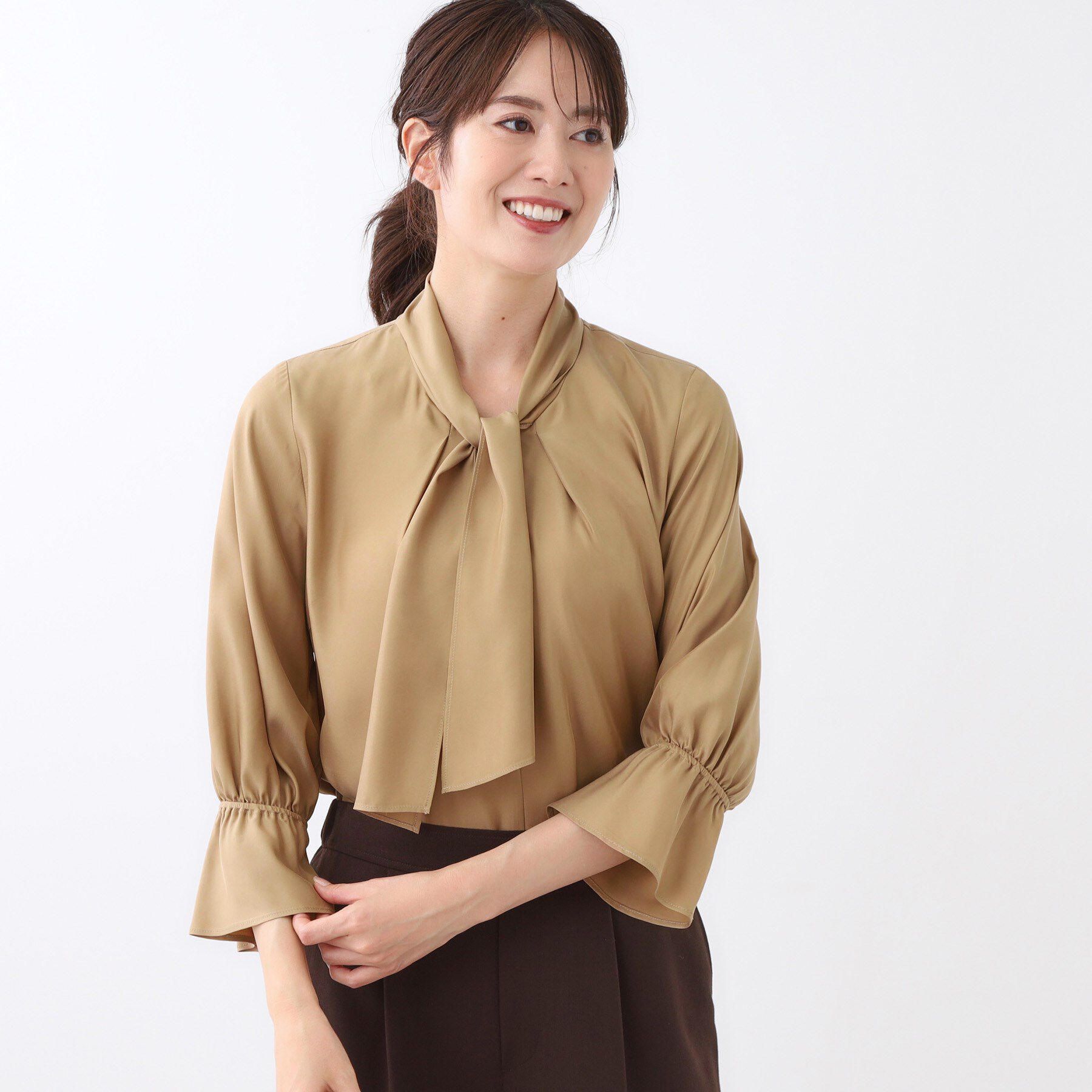 Reflect「【キレイめスタイル／通勤におすすめ◎】ボウタイシャンブレーカラーブラウス」|シャツ・ブラウス|キャメルブラウン(0