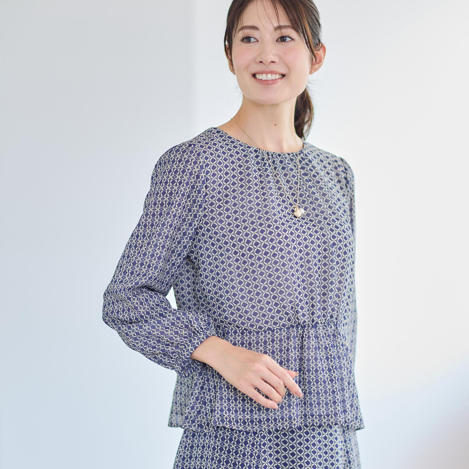 Reflect「【きちんと見え／セットアップ可／通勤におすすめ◎】ペプラムプリントブラウス」|シャツ・ブラウス|ネイビー(194)