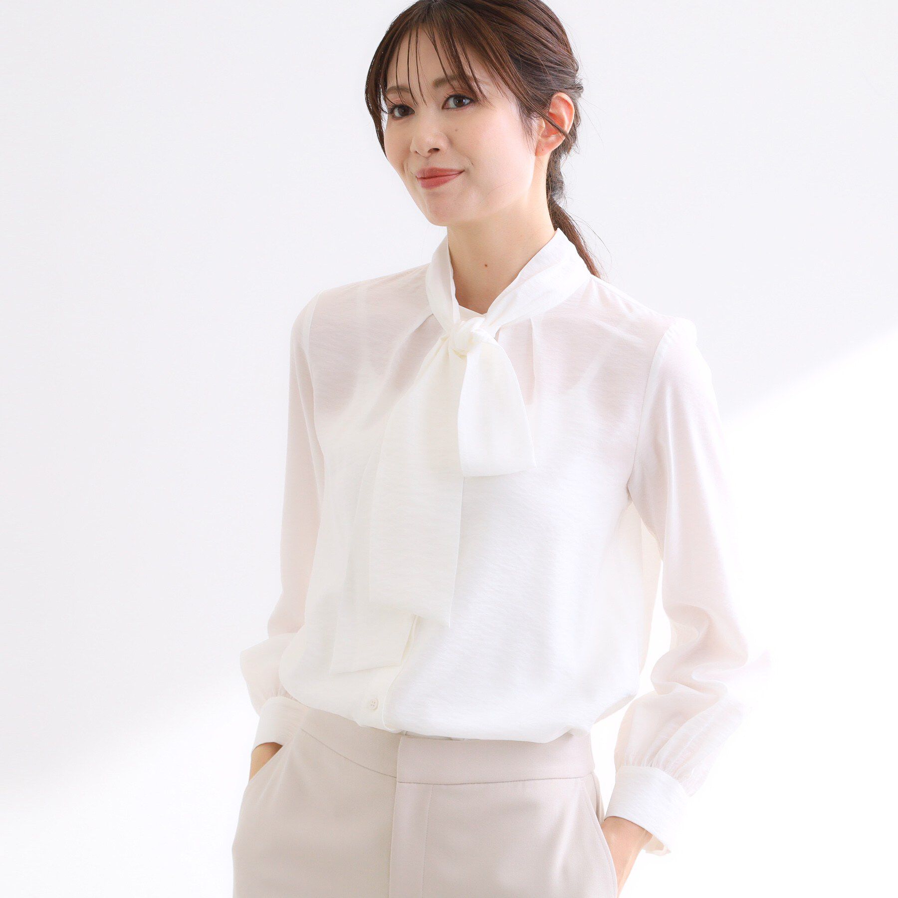 Reflect「【通勤／ボウタイ取り外し可】ボウタイ付きバンドカラーブラウス」|シャツ・ブラウス|